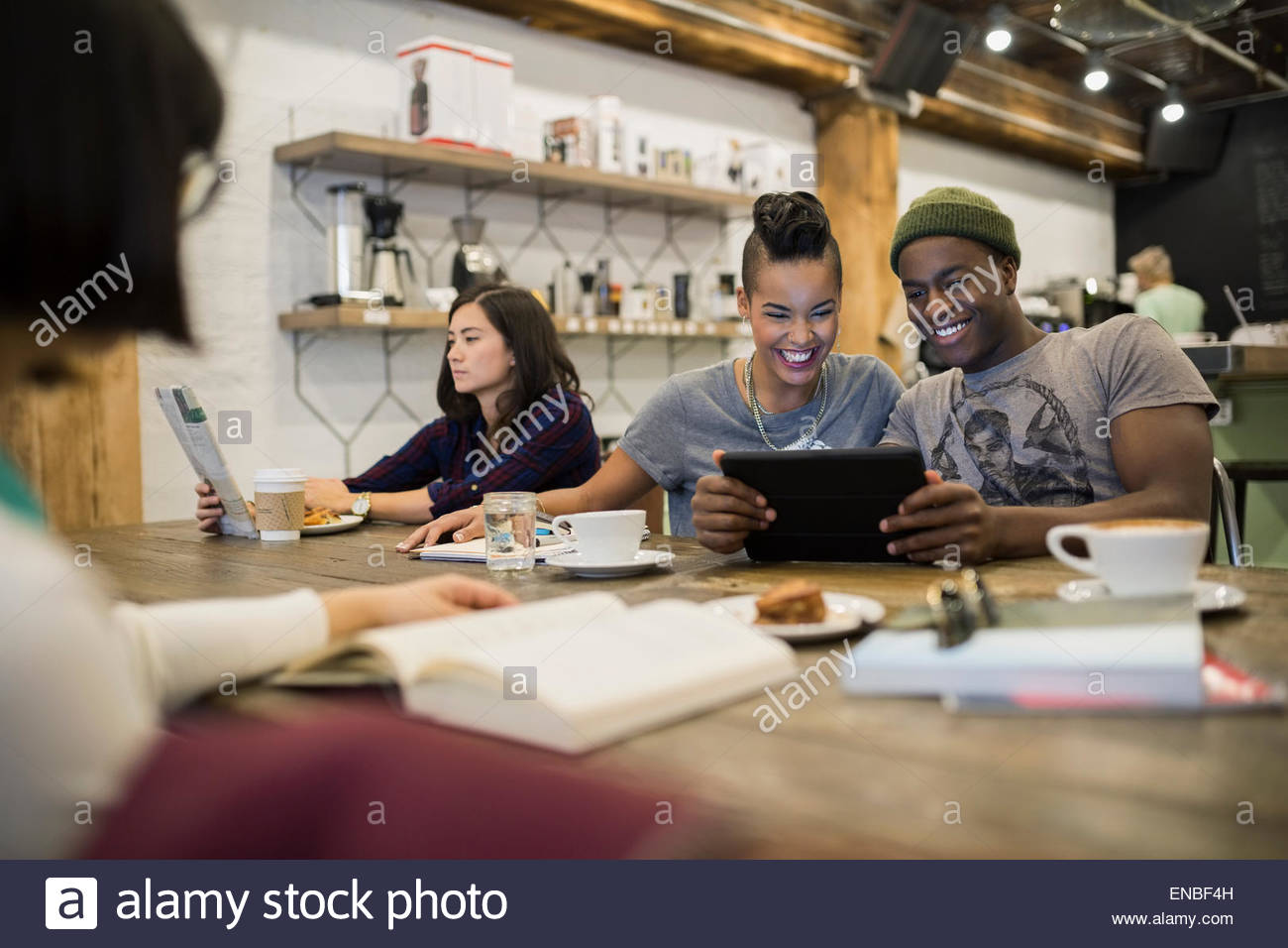 Lächelnde paar Teilen digital-Tablette im café Stockfoto