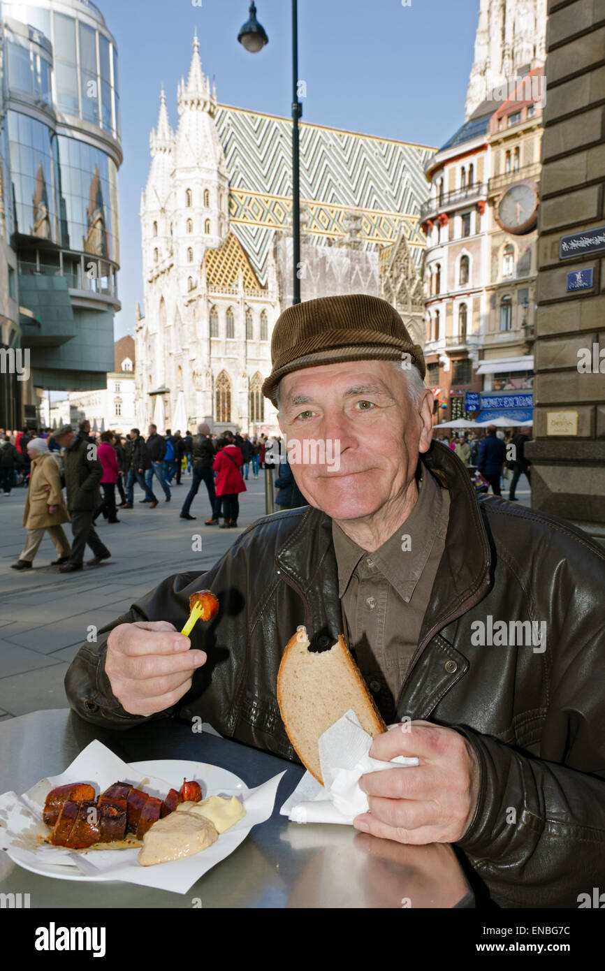 Der Senior Essen die Wurst in Wien, Österreich Stockfoto