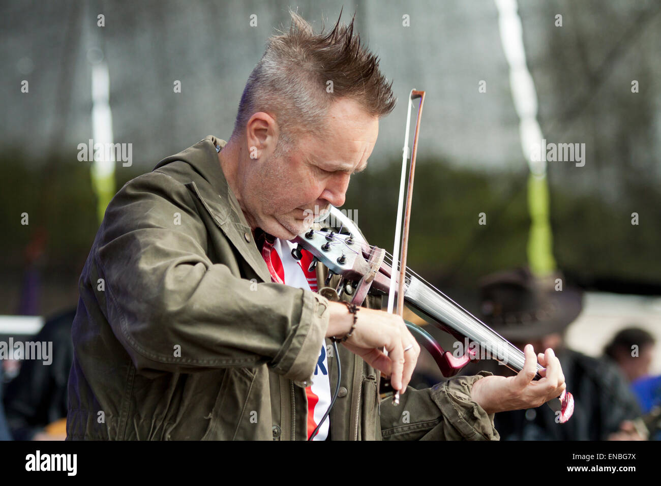 Pergola am Hala Stulecia, Wroclaw/Breslau, Polen. 1. Mai 2015. Gitarre-Guinness-Weltrekord Versuch im Rahmen des danke Jimi Festival in Wroclaw/Breslau, Polen. 5003 Gitarristen gespielt "Hey Joe" von Jimi Hendrix. Es war nicht genug für den neuen Datensatz. Im Bild: Britische Geiger Nigel Kennedy-Teilnahme an der Veranstaltung Credit: Piotr Zajac/Alamy Live News Stockfoto