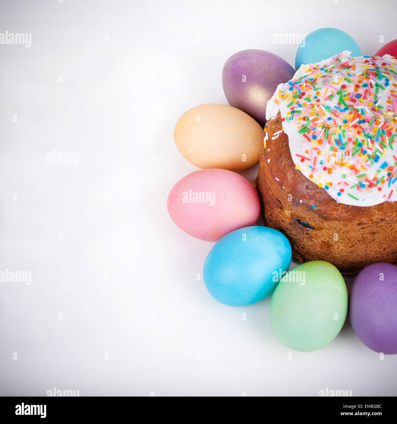 Osterkuchen und bemalten Eiern Closeup auf weißem Hintergrund Stockfoto