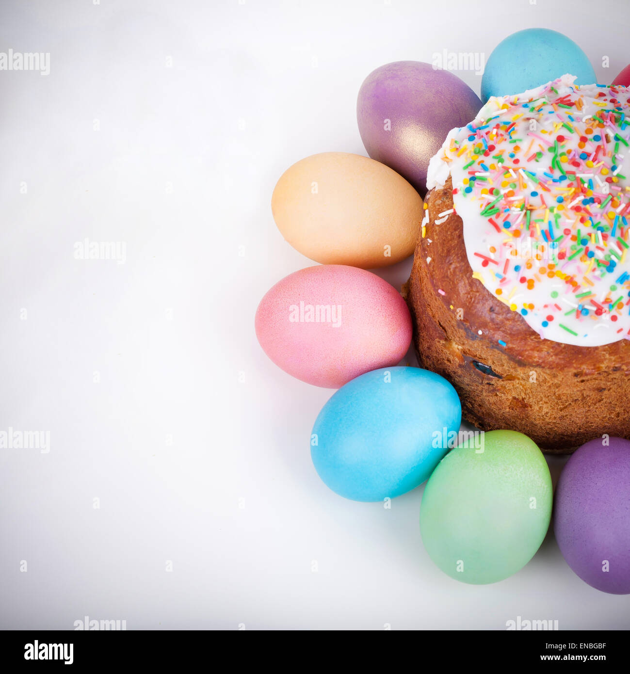 Osterkuchen und bemalten Eiern Closeup auf weißem Hintergrund Stockfoto