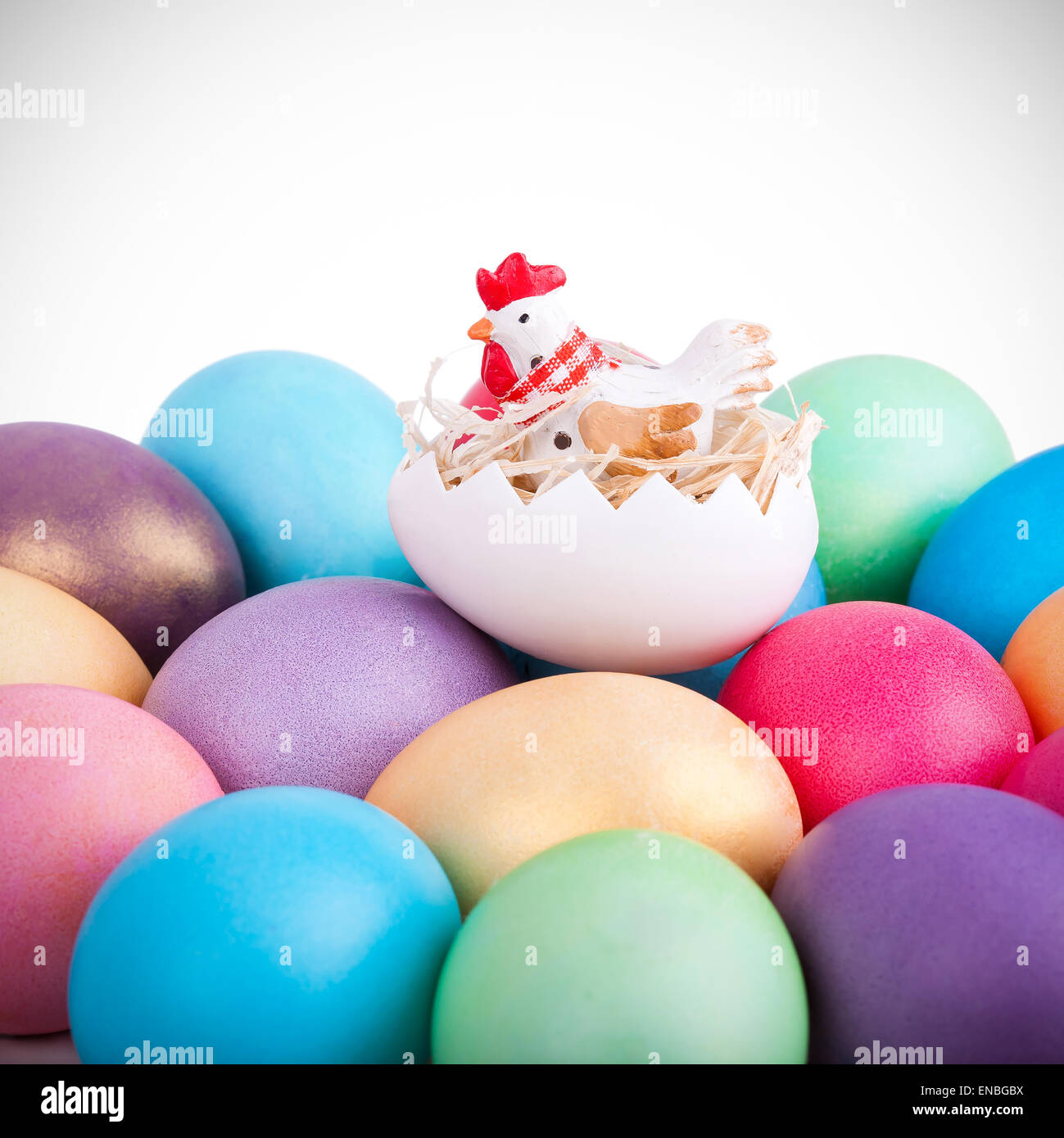 Huhn-Spielzeug auf Ostern Eiern Closeup auf weißem Hintergrund Stockfoto