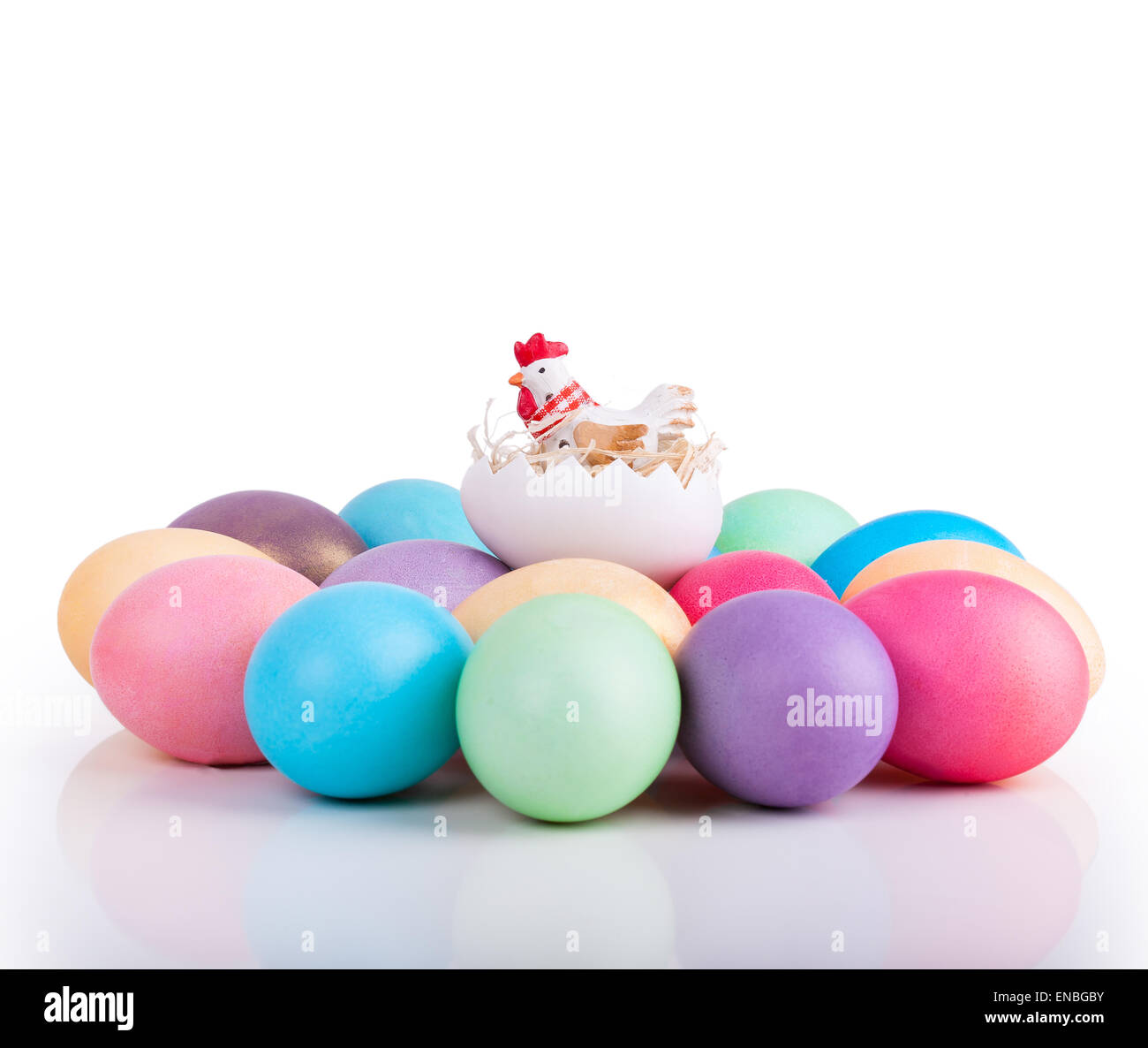Huhn-Spielzeug auf Ostern Eiern Closeup auf weißem Hintergrund Stockfoto