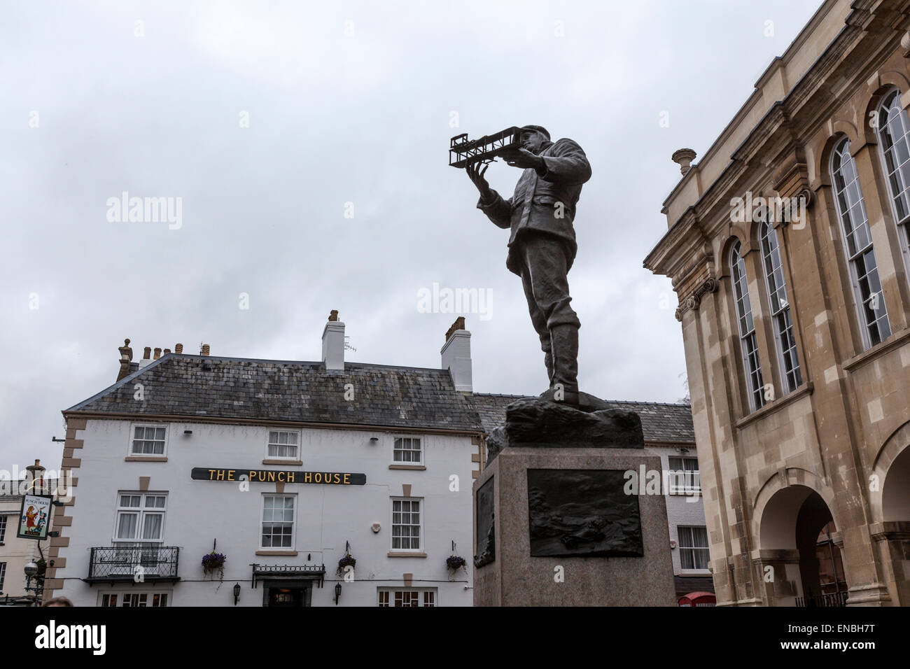 Statue von Charles rollt in Shire Hall, Agincourt Square, Monmouth, Gwent, Großbritannien Stockfoto