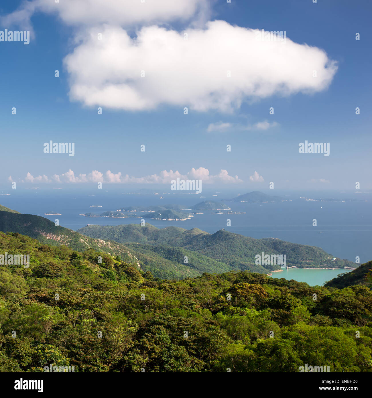 Berge mit Blick aufs Meer. Hong Kong Stockfoto