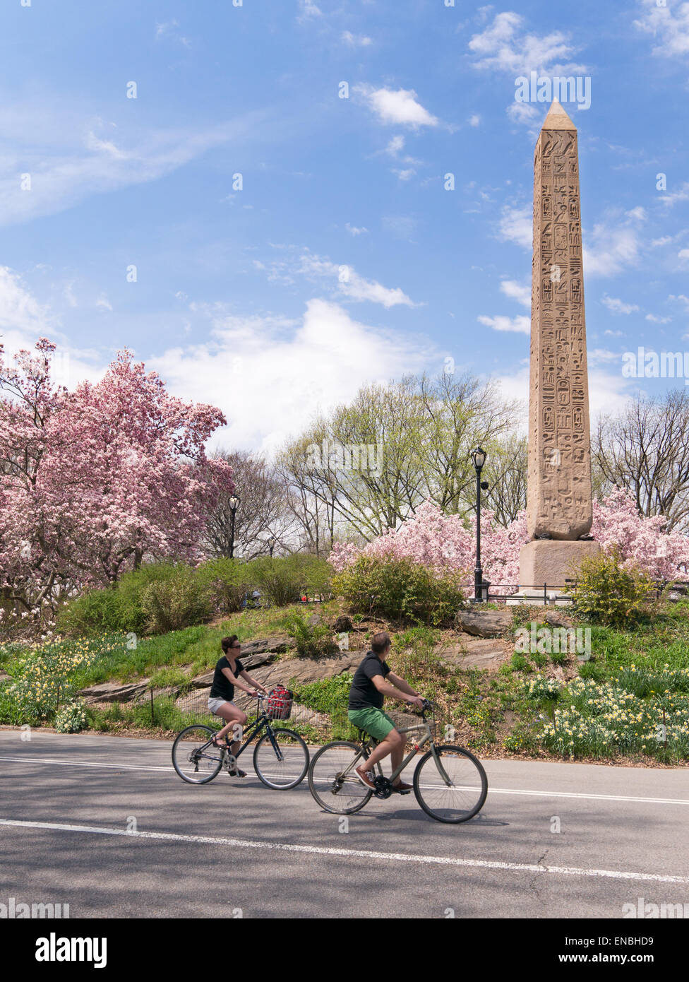 Frühling-Blick auf paar Radfahren vorbei an der ägyptische Obelisk im Central Park, New York, USA Stockfoto