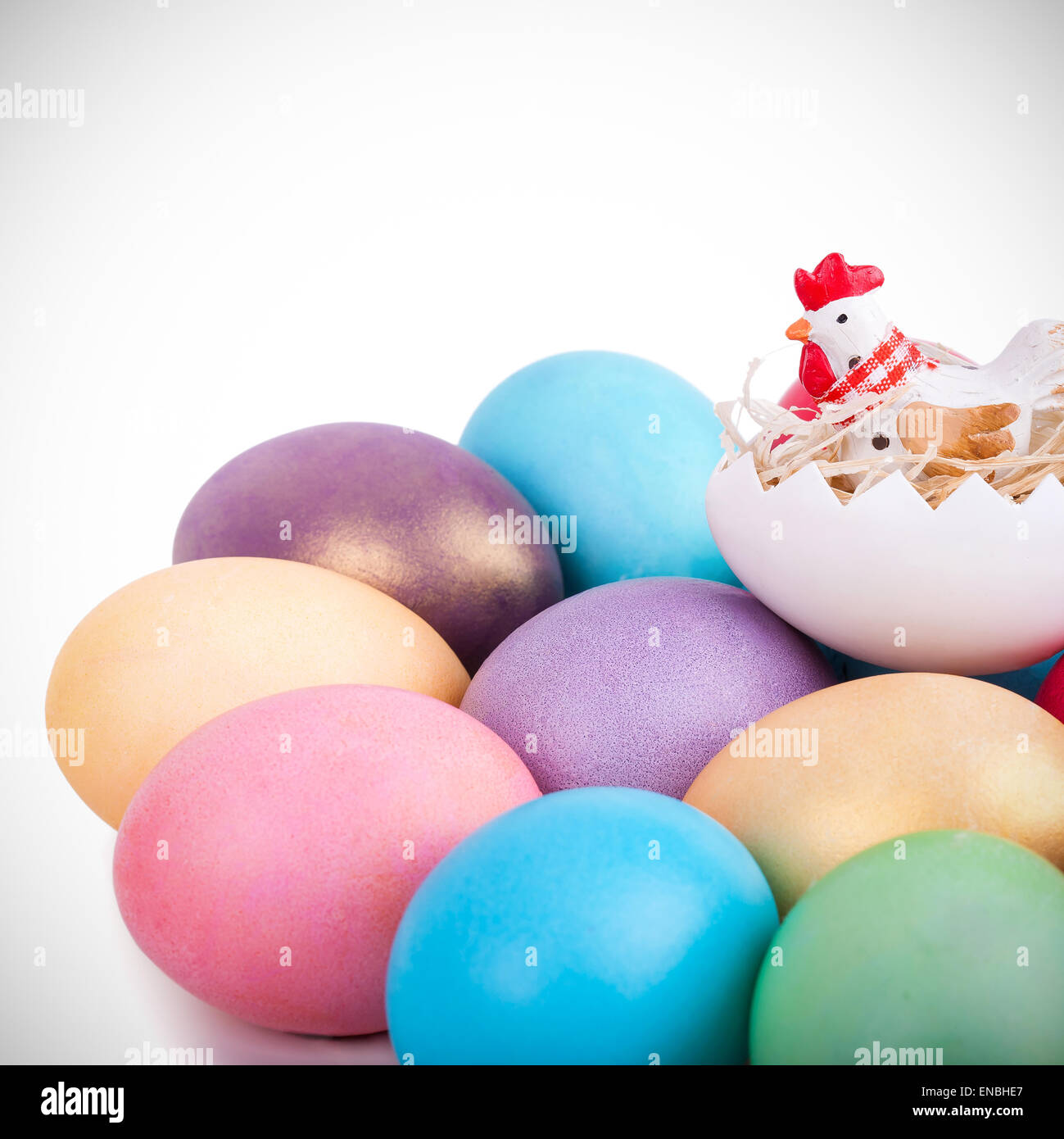 Huhn-Spielzeug auf Ostern Eiern Closeup auf weißem Hintergrund Stockfoto