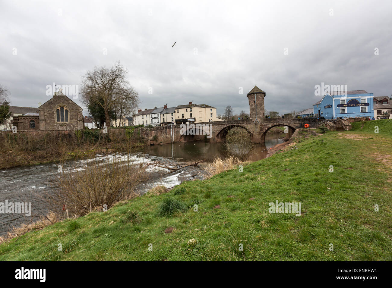 Monnow Brücke eine verbleibende mittelalterliche befestigte Flußbrücke in Großbritannien, Monmouth, Gwent, Großbritannien Stockfoto