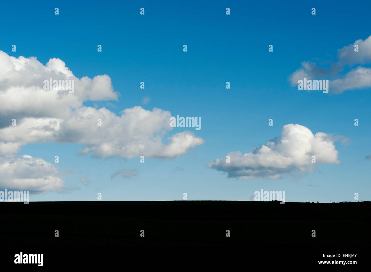 Wolken und blauer Himmel. Scottish Borders, Schottland Stockfoto