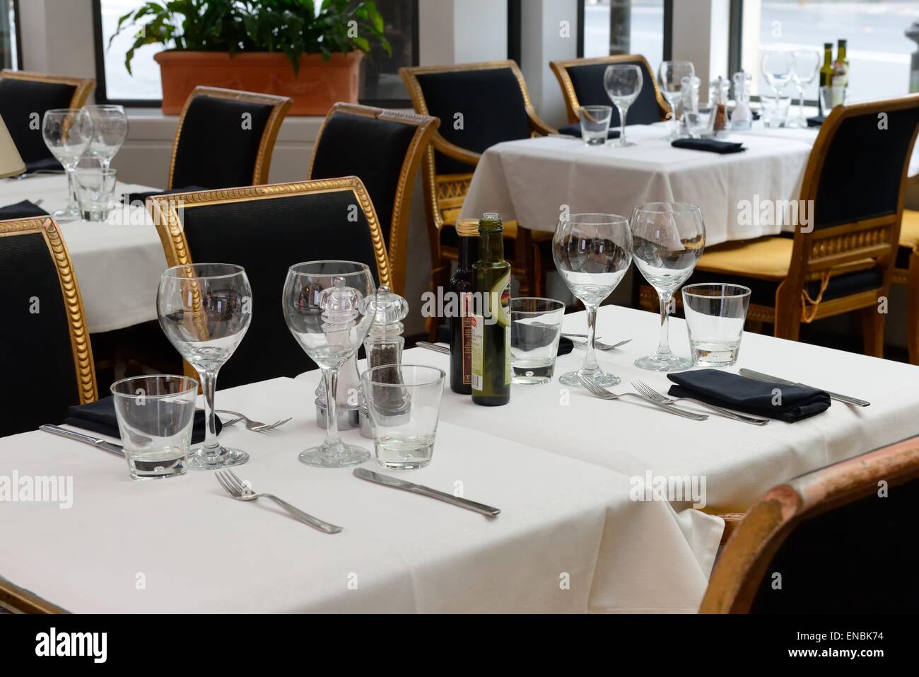 Tischdekoration mit Weingläsern in einem Straßencafé Restaurant in Rom, Italien Stockfoto