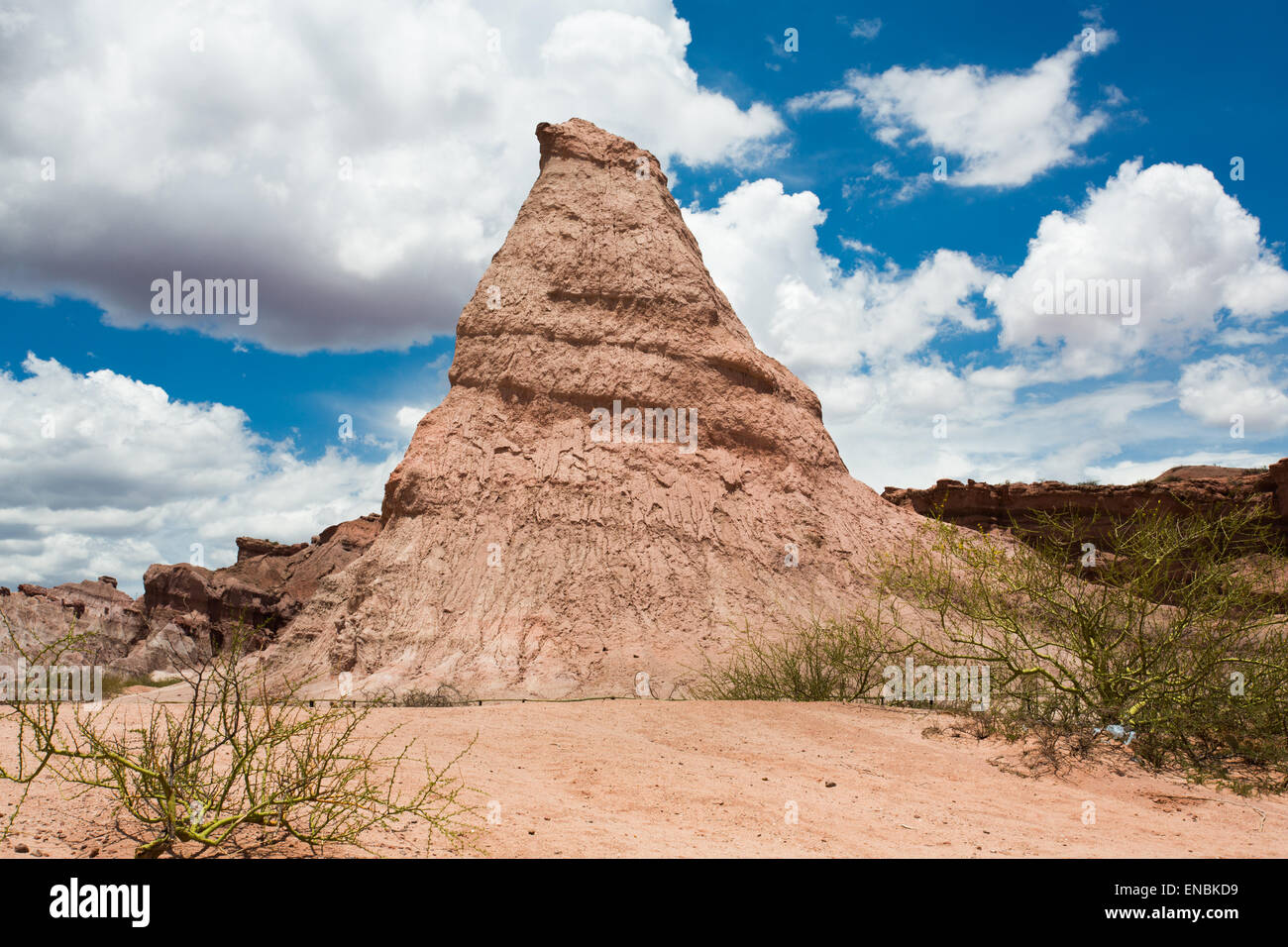 Obelisco. Felsformation in Valles Calchaquies, Provinz Salta, Nördliches Argentinien. Quebrada de Las Conchas. Stockfoto