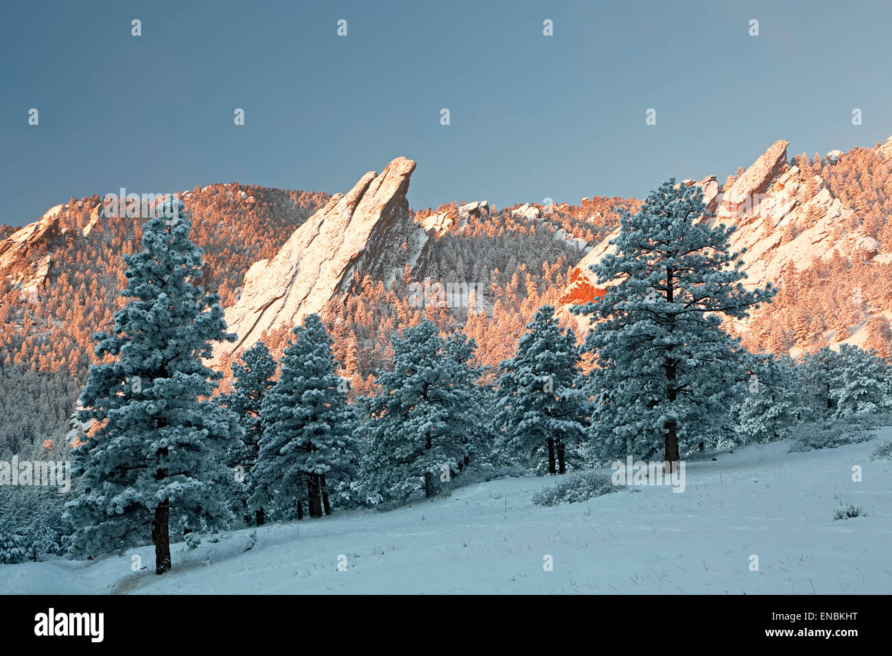 Flatirons schneebedeckt, Boulder Open Space und Mountain Park, Boulder, Colorado USA Stockfoto Flatirons schneebedeckt, Boulder Open Space und Mountain Park, Boulder, Colorado USA Stockfoto