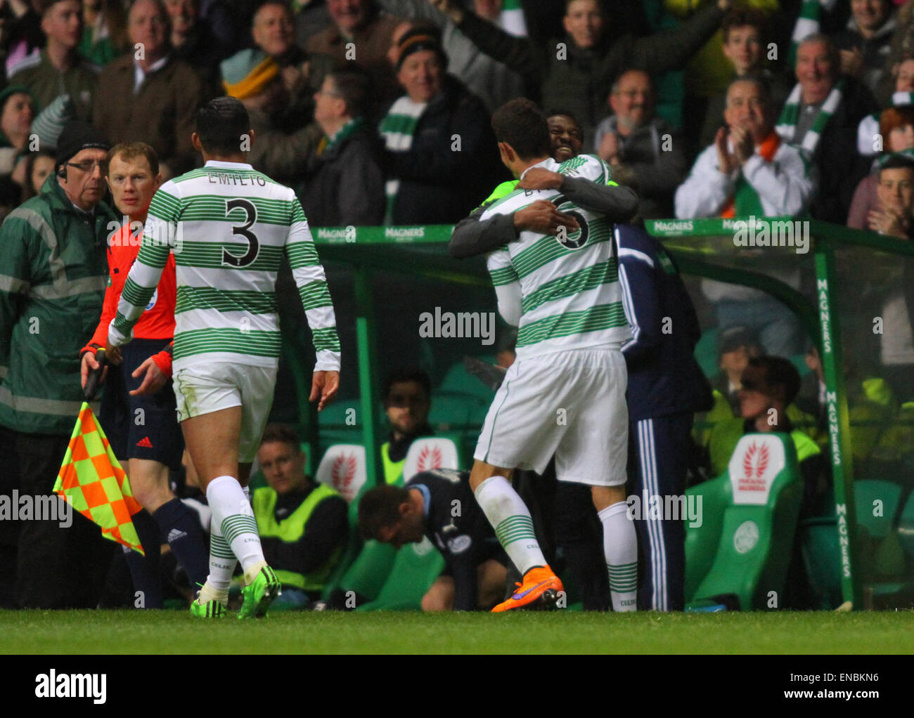 Glasgow, Schottland. 1. Mai 2015. Schottische Premier League. Celtic gegen Dundee. NIR Bitton läuft mit Efe Ambrose Credit feiern: Action Plus Sport/Alamy Live News Stockfoto