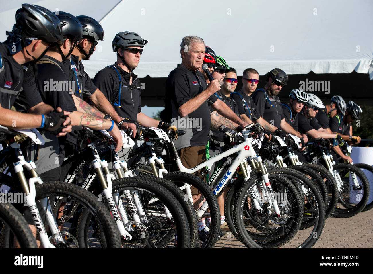 Ehemaliger US-Präsident George W. Bush spricht an der Startlinie des Bush-Instituts W100K Radtour auf seiner Ranch in Texas Stockfoto