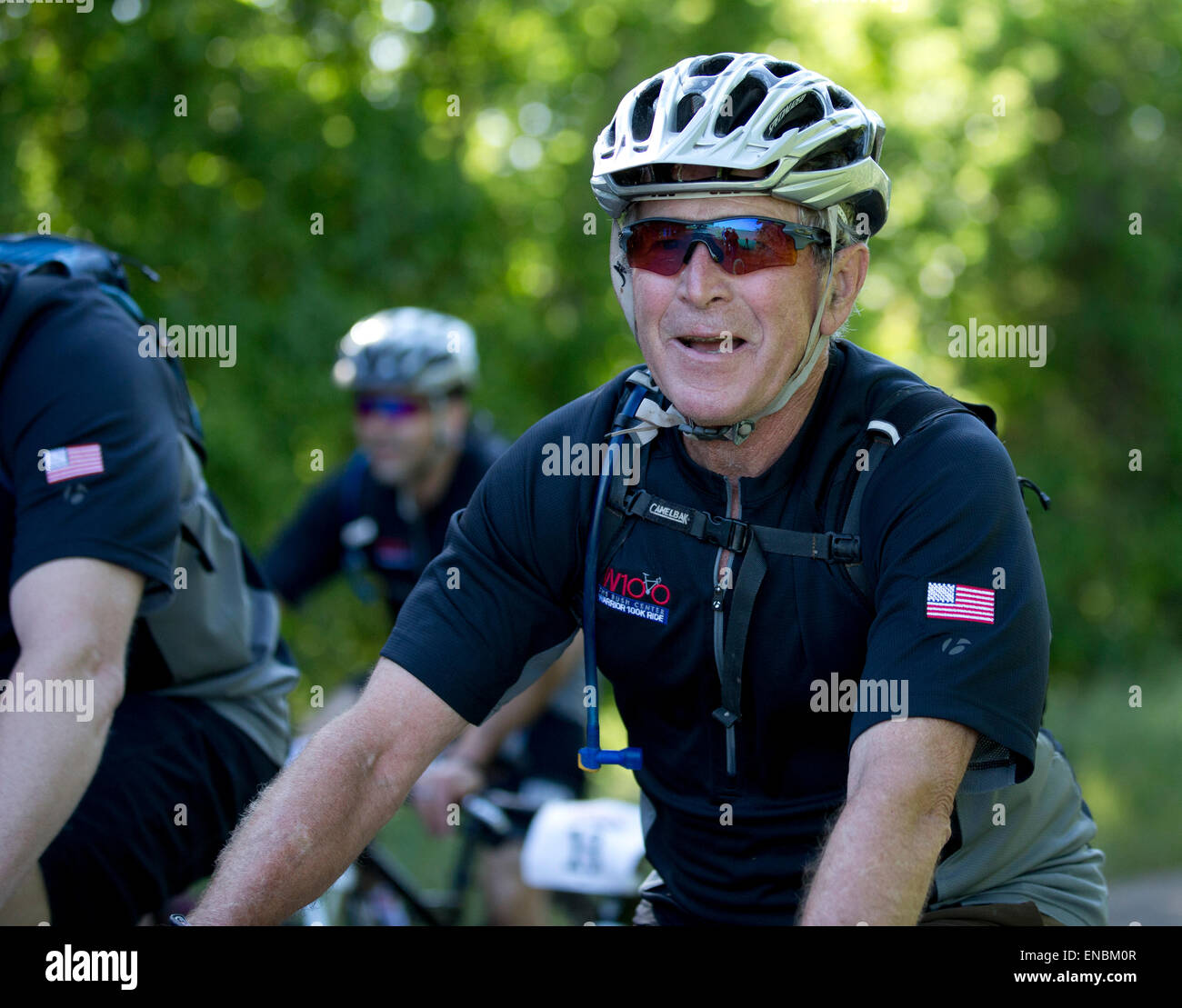 Ehemalige Pres.George W. Bush fährt mit Kriegsveteranen während der Bush-Institut Krieger 100K Radtour auf seiner Ranch in Texas Stockfoto