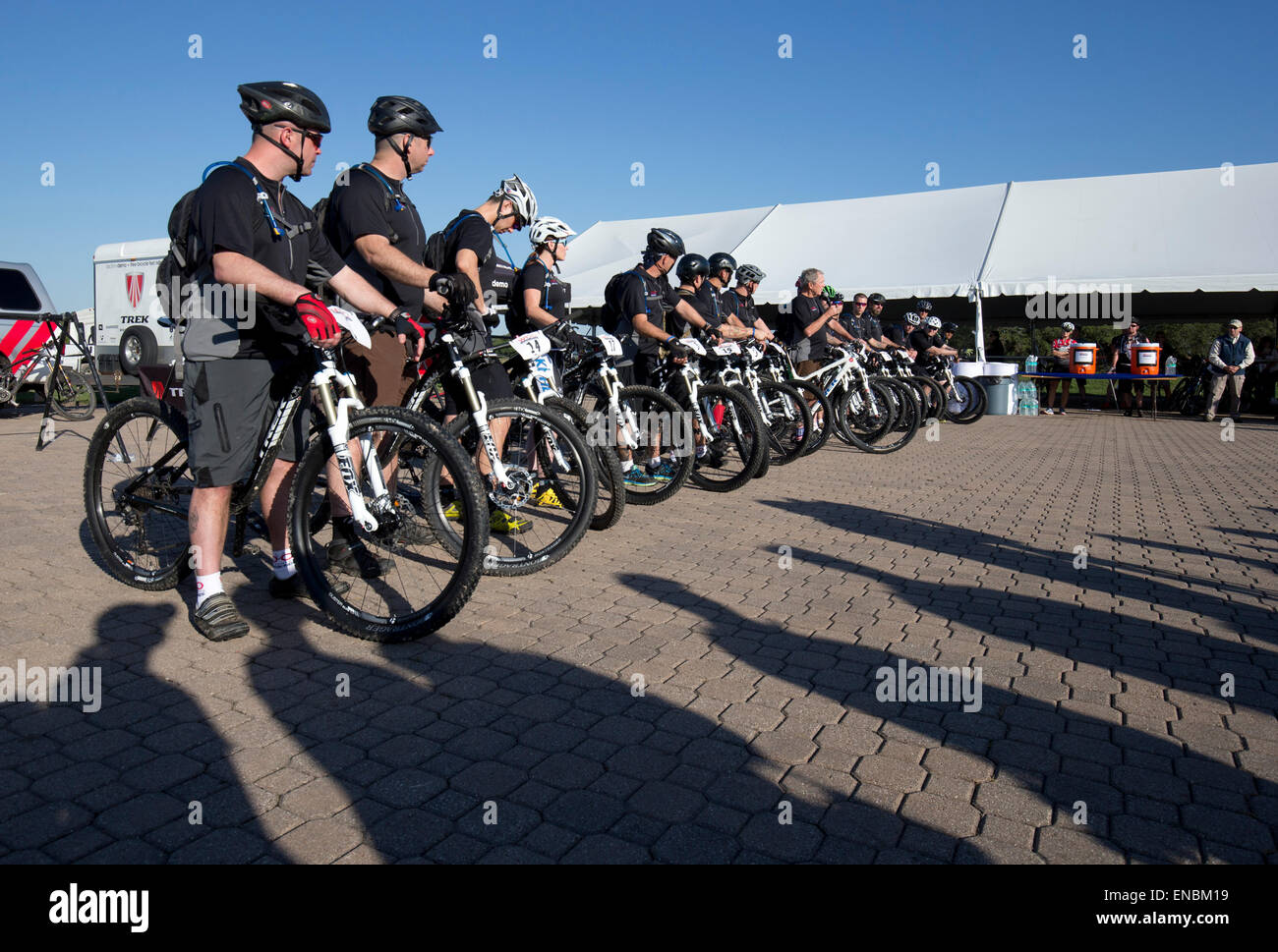 Ehemaliger US-Präsident George W. Bush spricht an der Startlinie des Bush-Instituts W100K Radtour auf seiner Ranch in Texas Stockfoto