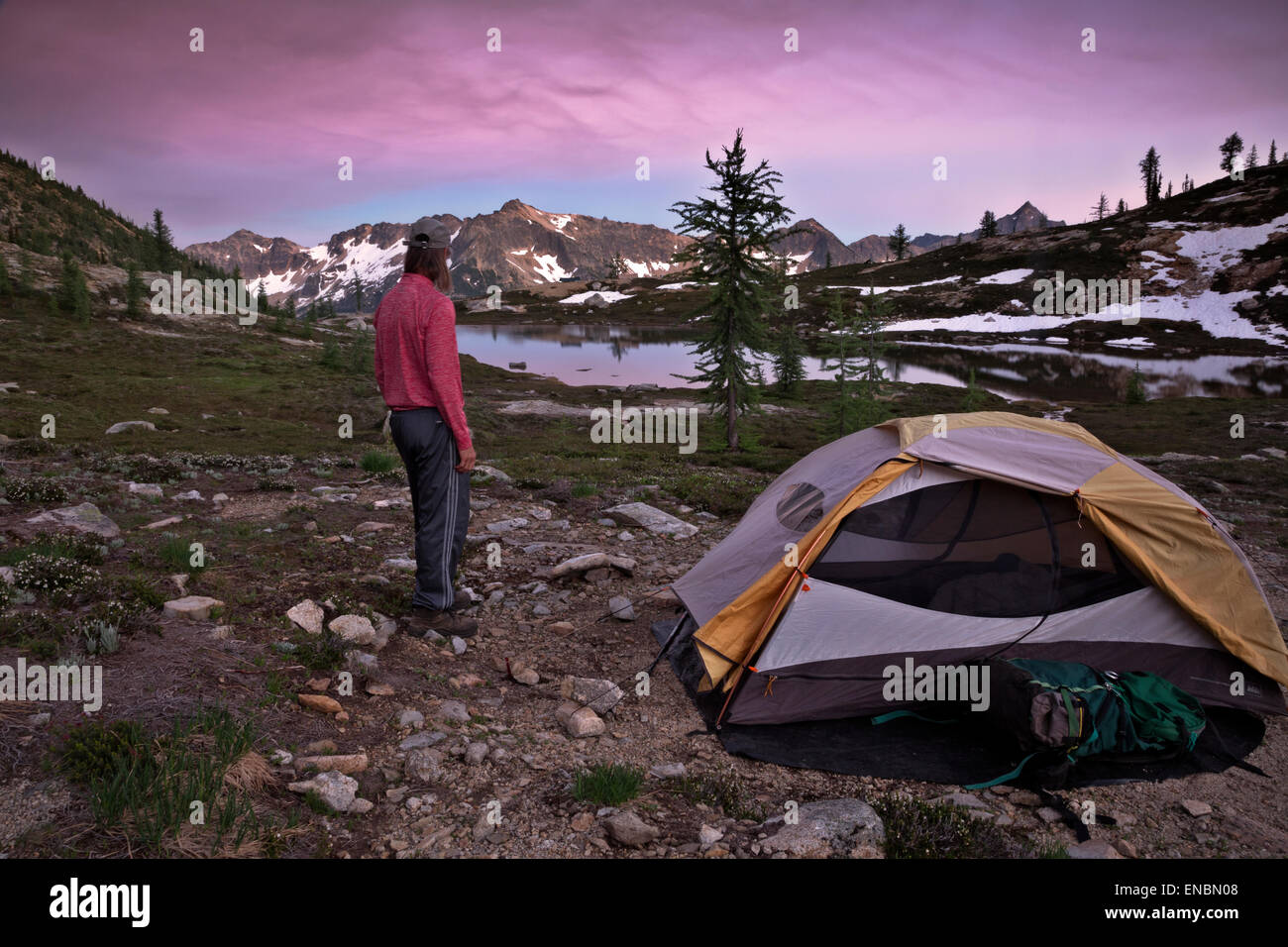 WA10510-00... WASHINGTON - Campingplatz bei Sonnenuntergang in der Nähe von Snowy Untersee im Abschnitt North Cascades des Okanogan National Forest Stockfoto