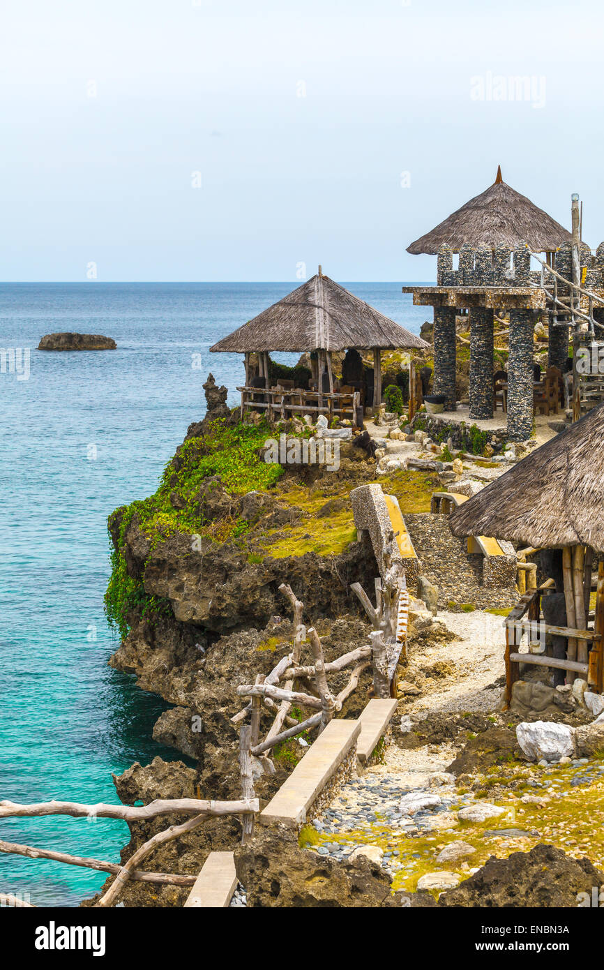 Grüne tropische Insel mit alten Dorf Steinen im blauen Meer, Philippinen Boracay island Stockfoto