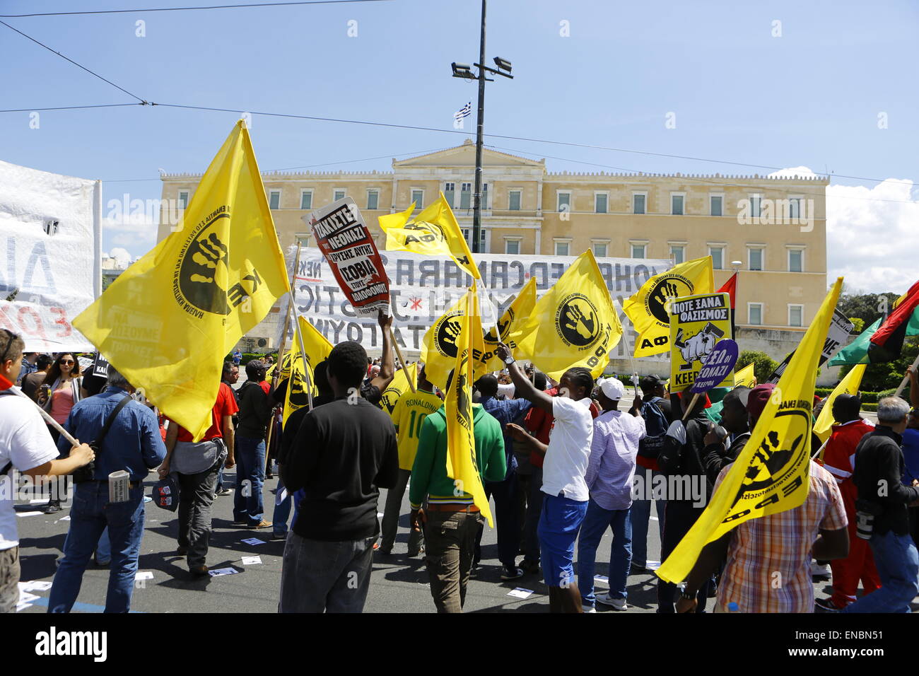 Athen, Griechenland. 1. Mai 2015. Einwanderer und die Bewegung vereint gegen Rassismus und faschistischen Bedrohung (KEERFA) haben die gemeinsame Maifeiertag März außerhalb des griechischen Parlaments. PAME (All-Arbeiter militante Front) sowie ADEDY (Beamten-Bund) und GSEE (Allgemeiner Verband der griechischen Arbeitnehmer) lassen Sie zwei separate Maifeiertag marschiert, um die 129 Tag der internationalen Arbeiter in Athen zu gedenken. © Michael Debets/Pacific Press/Alamy Live-Nachrichten Stockfoto