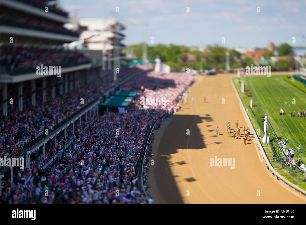 Louisville, Kentucky, USA. 1. Mai 2015. 1. Mai 2015: Schöne Maria, geritten von Kerwin Clark, gewinnt das Kentucky Oaks in Churchill Downs in Louisville, Kentucky. Ting Shen/ESW/CSW Credit: Csm/Alamy Live-Nachrichten Stockfoto