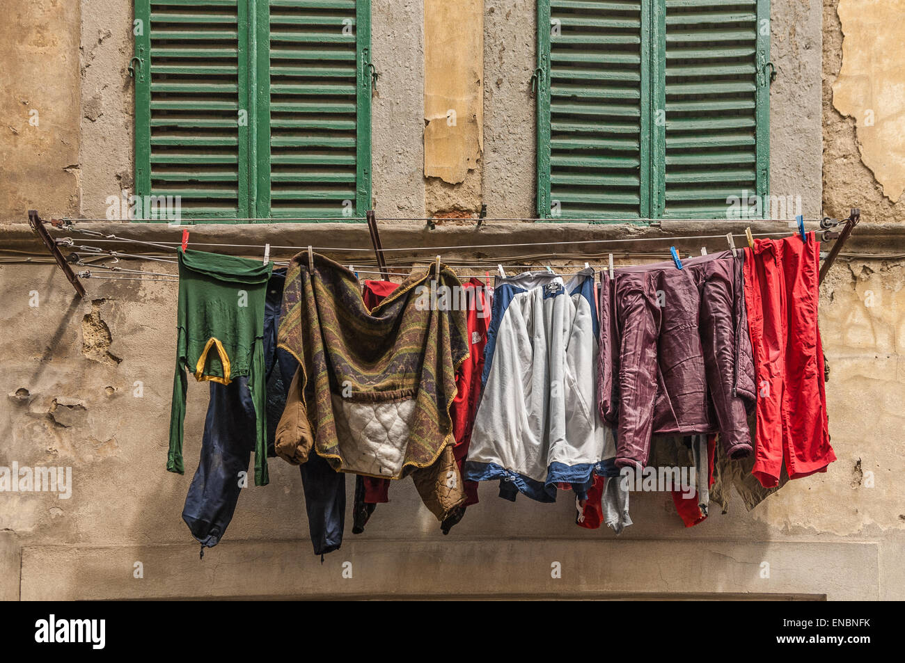 Wäsche aufhängen außerhalb Fenster in der Provinz von Arezzo, Italien  Stockfotografie - Alamy