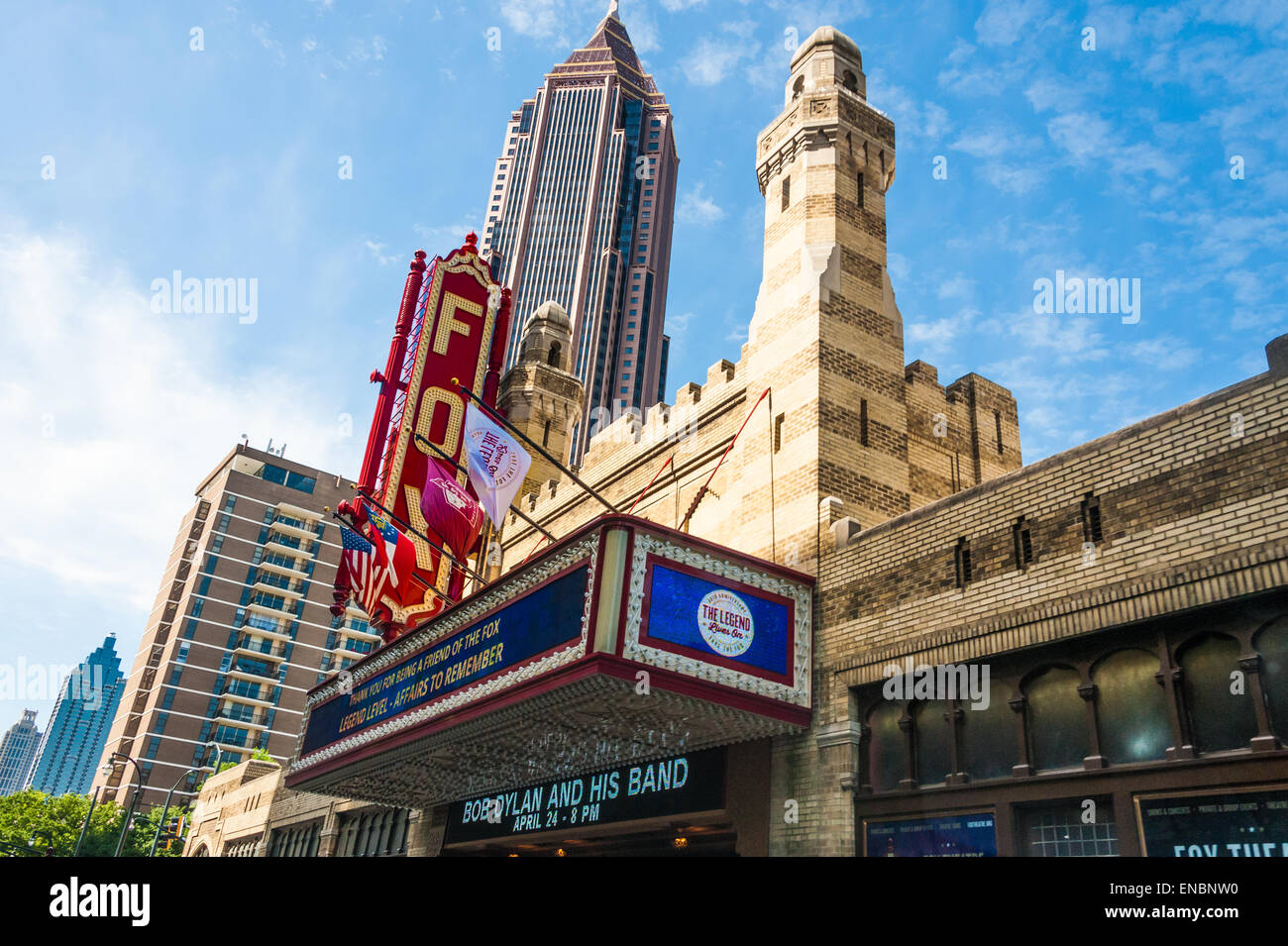Das historische Fox Theatre in der Peachtree Street mit den berühmten Wolkenkratzern der Skyline von Atlanta, Georgia. (USA) Stockfoto