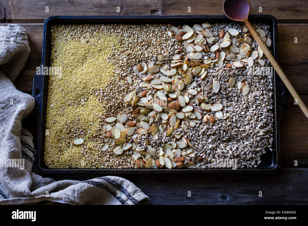 Eine glutenfreie Vegan Nuss und Seed Brot Kochen Stockfoto