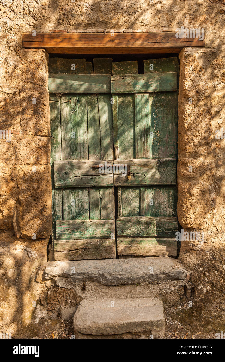 Verwittertes Holz Tür in Civita di Bagnoregio, Italien Stockfoto