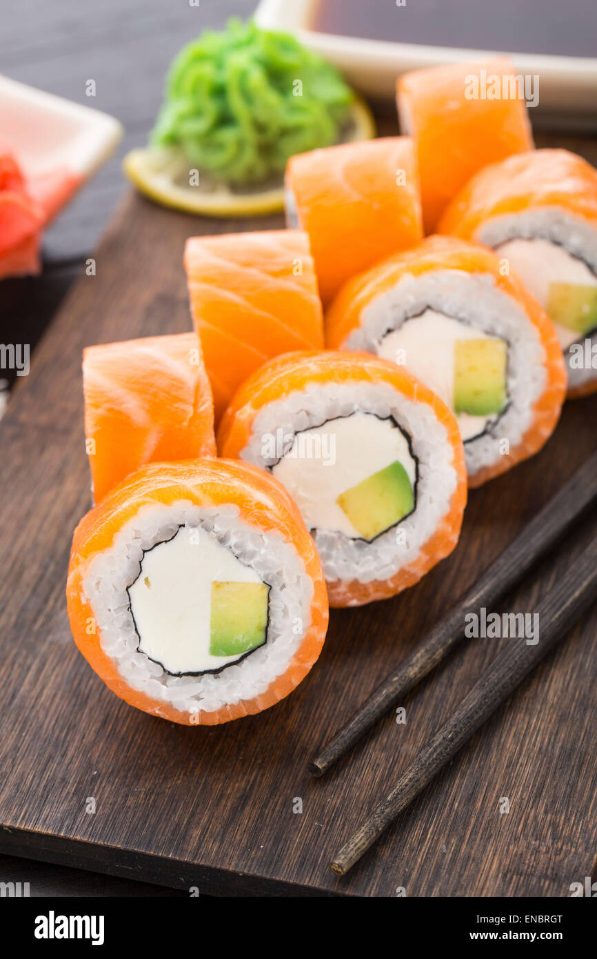 Sushi rolls Philadelphia mit Lachs und avocado Stockfoto