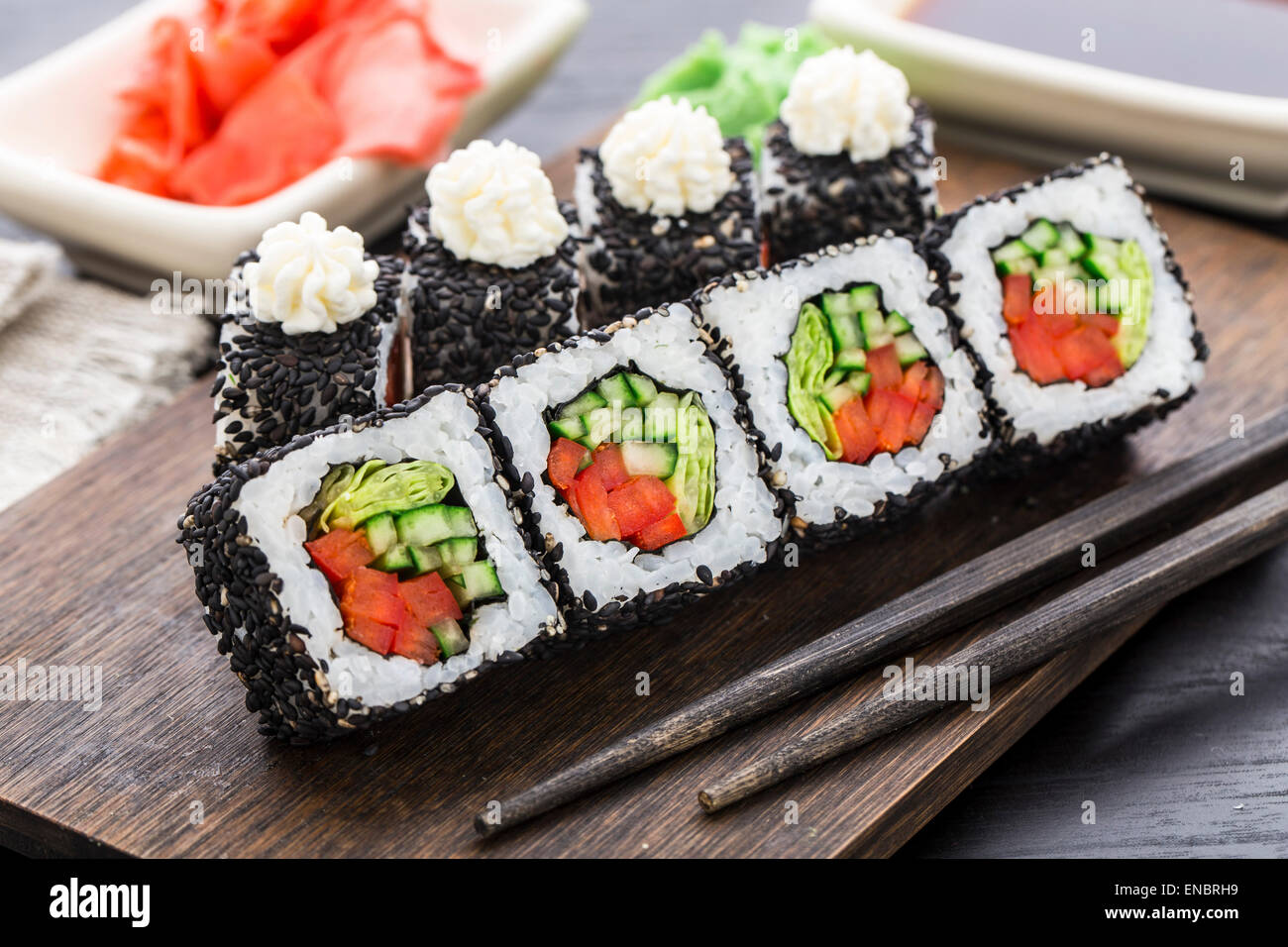 Sushi roll mit Lachs, Garnelen und Tomaten Stockfoto