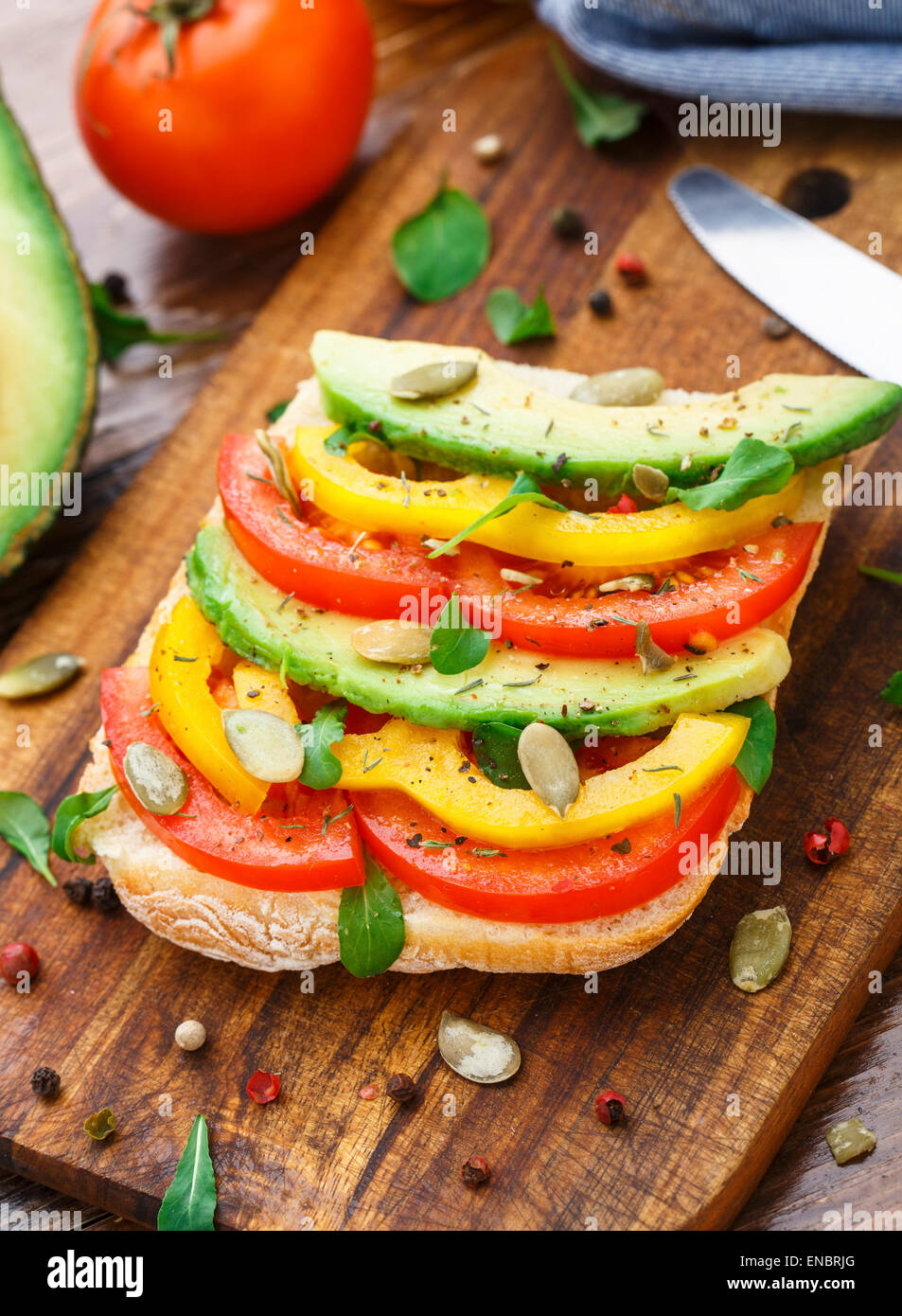 Vegetarische Avocado Sandwich mit Tomaten und paprika Stockfoto