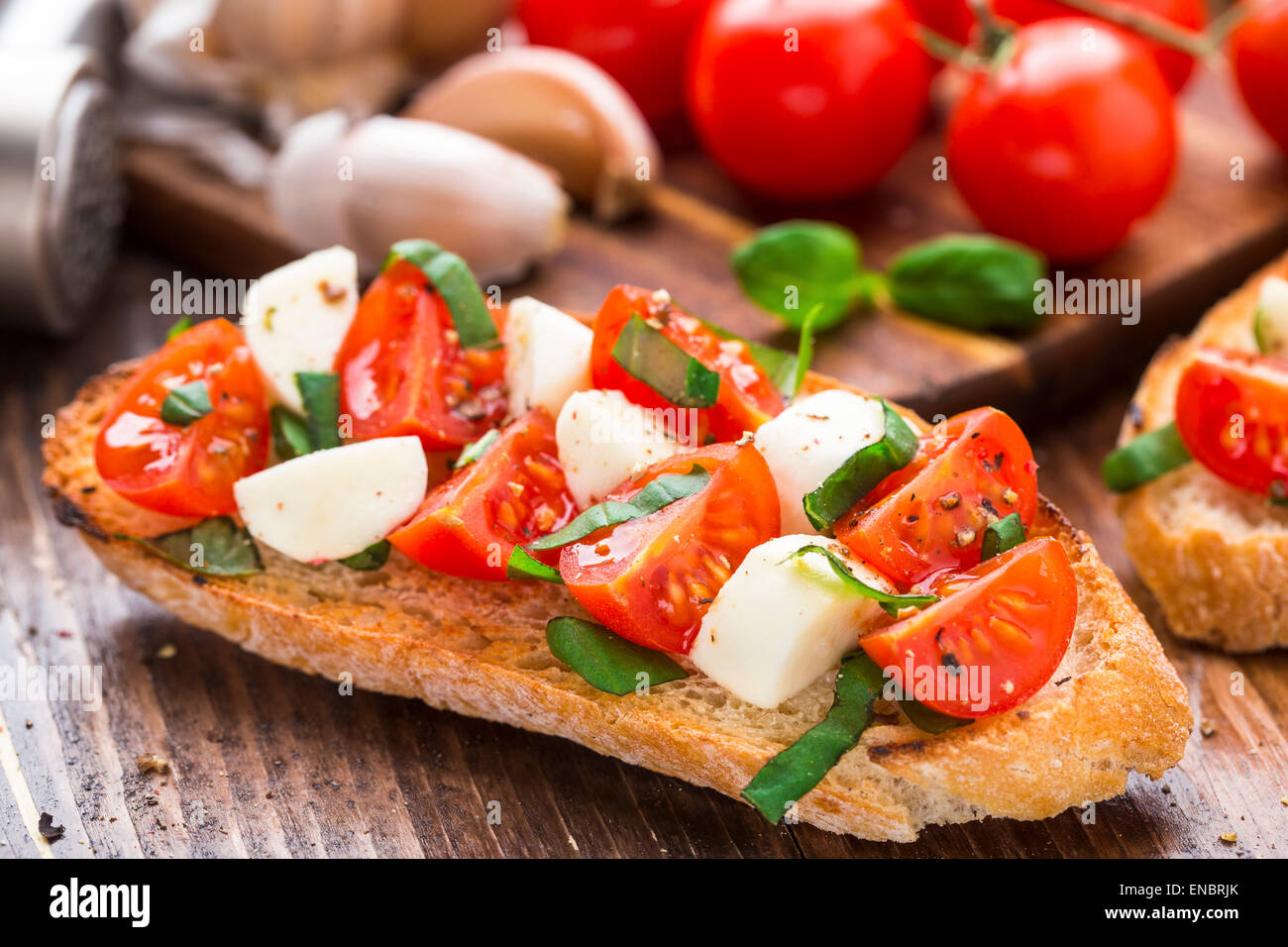 Bruschetta mit Tomaten, Mozzarella und Basilikum Stockfoto