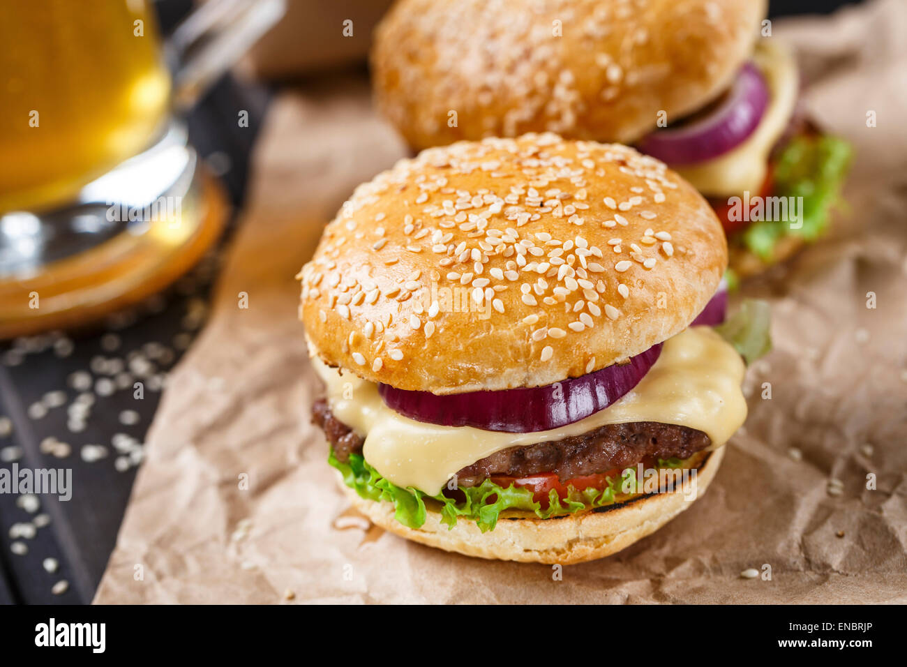 Leckere Burger mit Rindfleisch, Käse und Gemüse Stockfoto