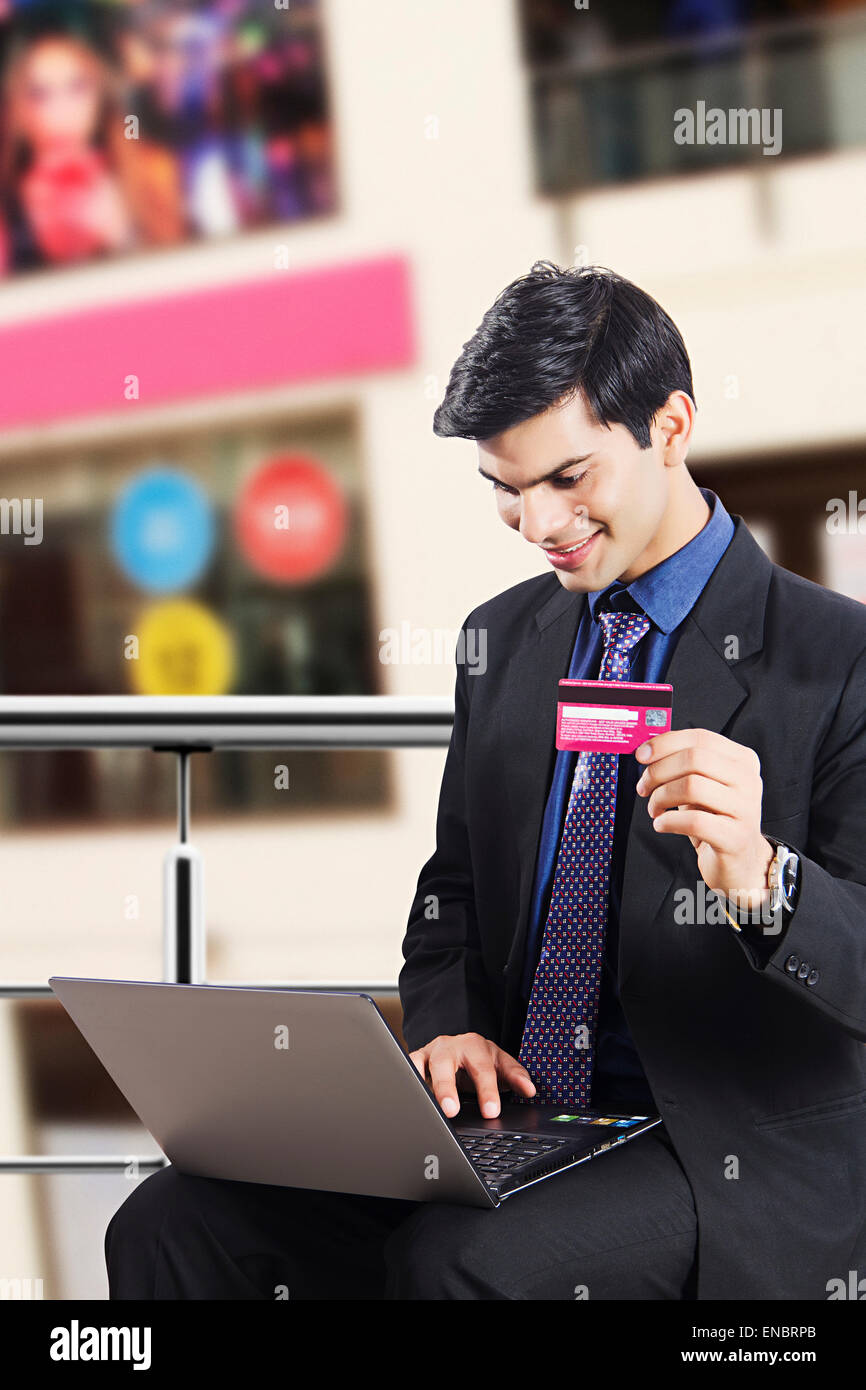 1 indische Geschäftsmann Laptop Kreditkarte einkaufen-mall Stockfoto