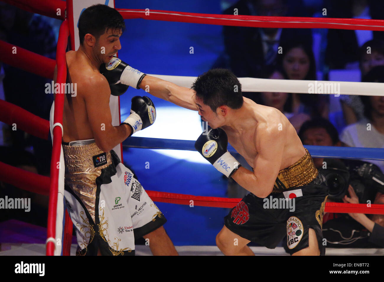 (L-R) Billy Dib (AUS), Takashi Miura (JPN), 1. Mai 2015 - Boxen: Takashi Miura Japan Klage gegen Billy Dib von Australien während der super Feder Titel Boxkampf am Ota-Stadt General Gymnasium in Tokio, Japan. Takashi Miura gewann durch TKO nach 3 Runden. © Yusuke Nakanishi/AFLO SPORT/Alamy Live-Nachrichten Stockfoto