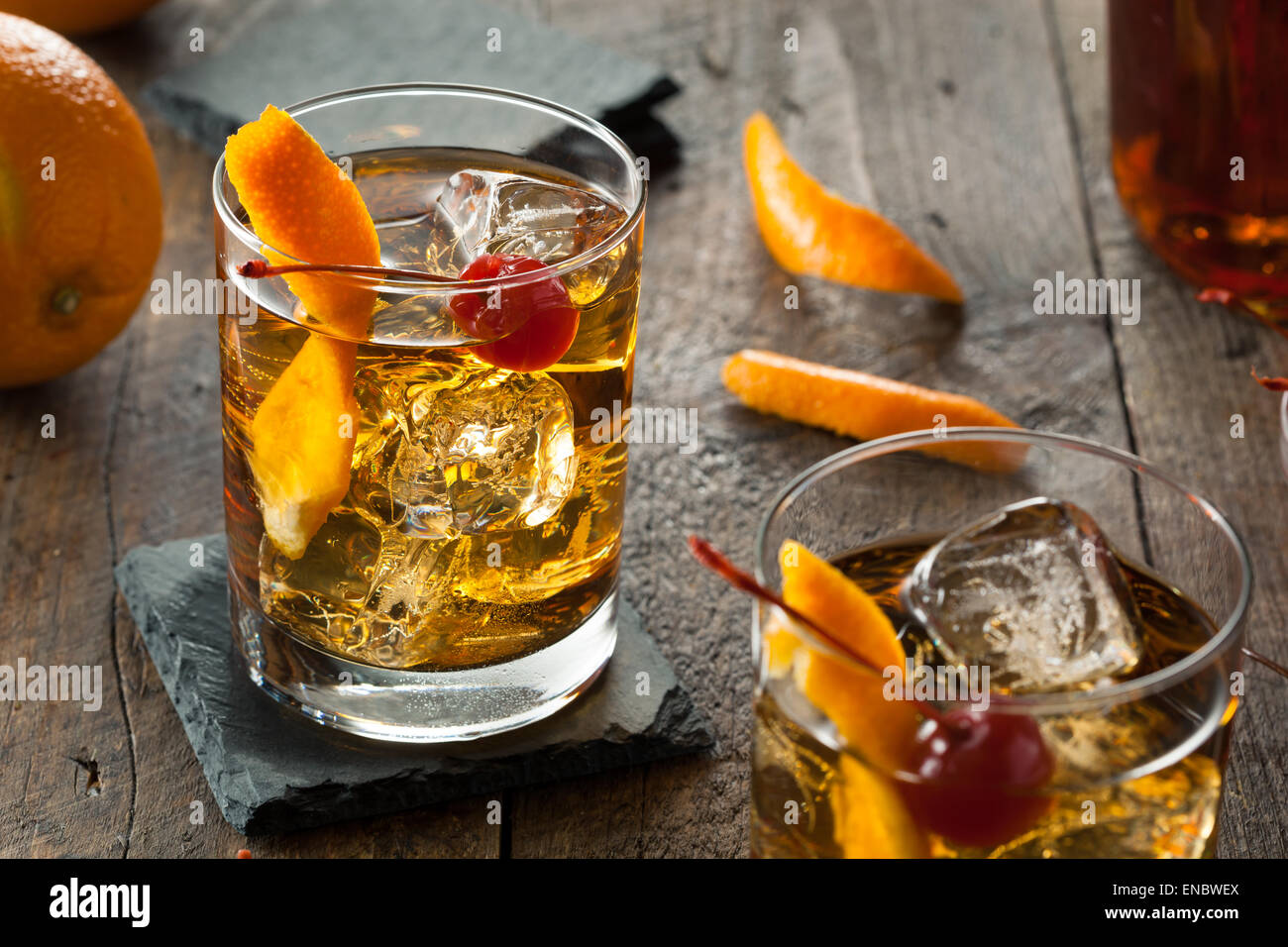 Hausgemachte Old Fashioned Cocktail mit Kirschen und Orangenschale Stockfoto