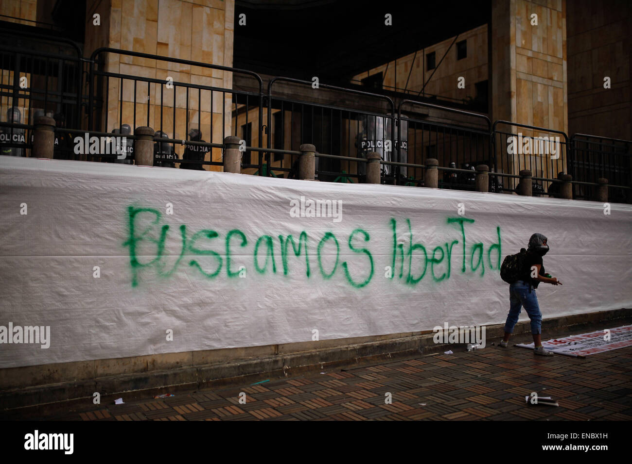 Bogota, Kolumbien. 1. Mai 2015. Ein Mann nimmt Teil an einer Demonstration in Comemmoration der Maifeiertag in Bogota, Kolumbien, am 1. Mai 2015. Der internationale Tag, erinnert auch bekannt als Tag der Arbeit oder Maifeiertag, den Kampf der Arbeiter in den industrialisierten Ländern im 19. Jahrhundert für bessere Arbeitsbedingungen. © Jhon Paz/Xinhua/Alamy Live-Nachrichten Stockfoto