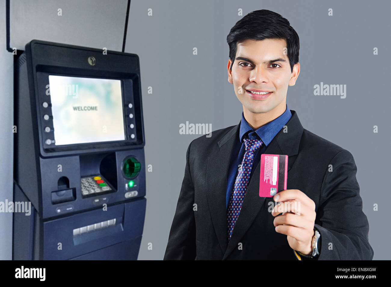 1 indische Business Mann Geldautomaten mit Kreditkarte Rückzug Stockfoto