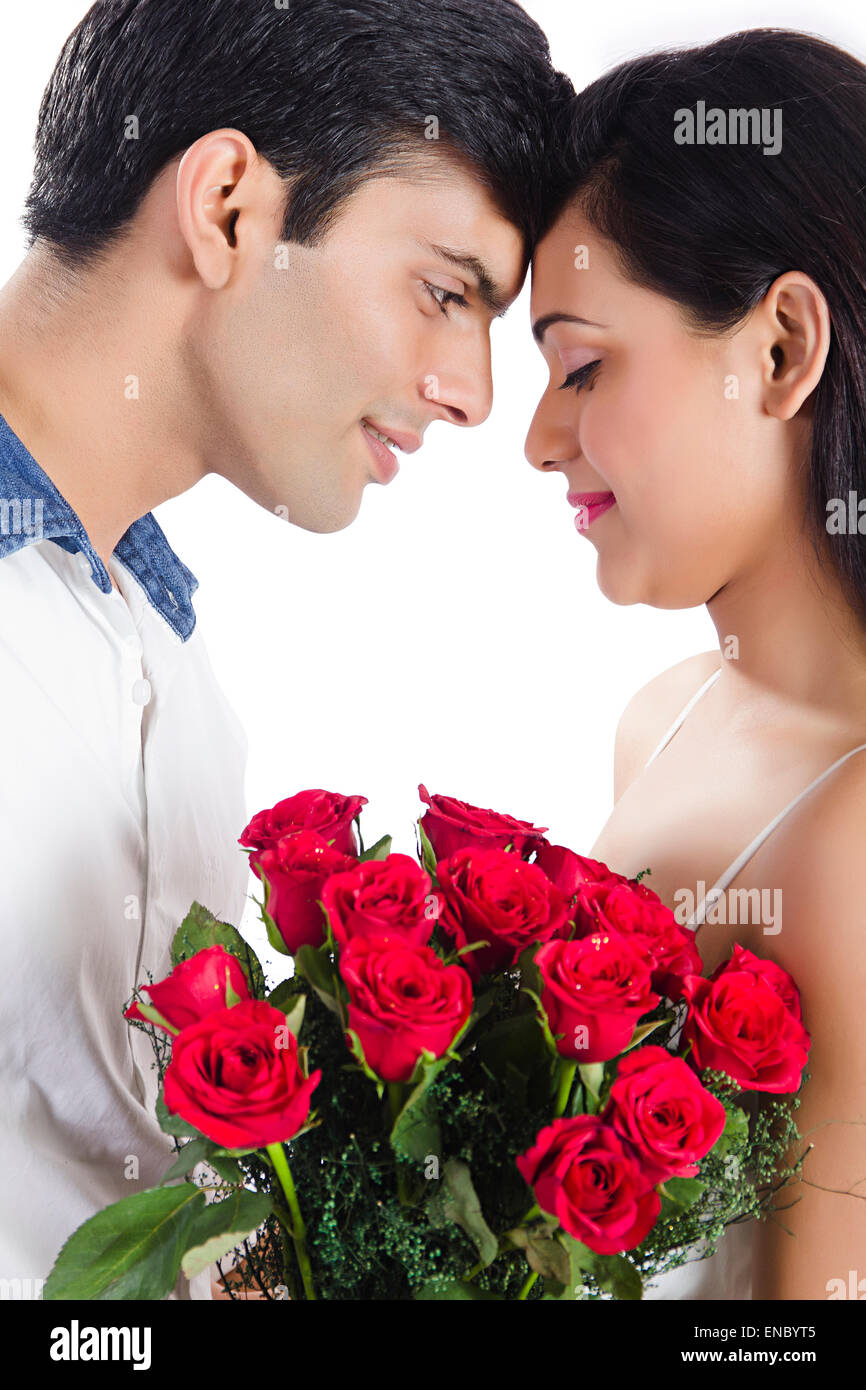 2 indische verheiratet Paare rose Bouquet Überraschung Valentinstag Stockfoto