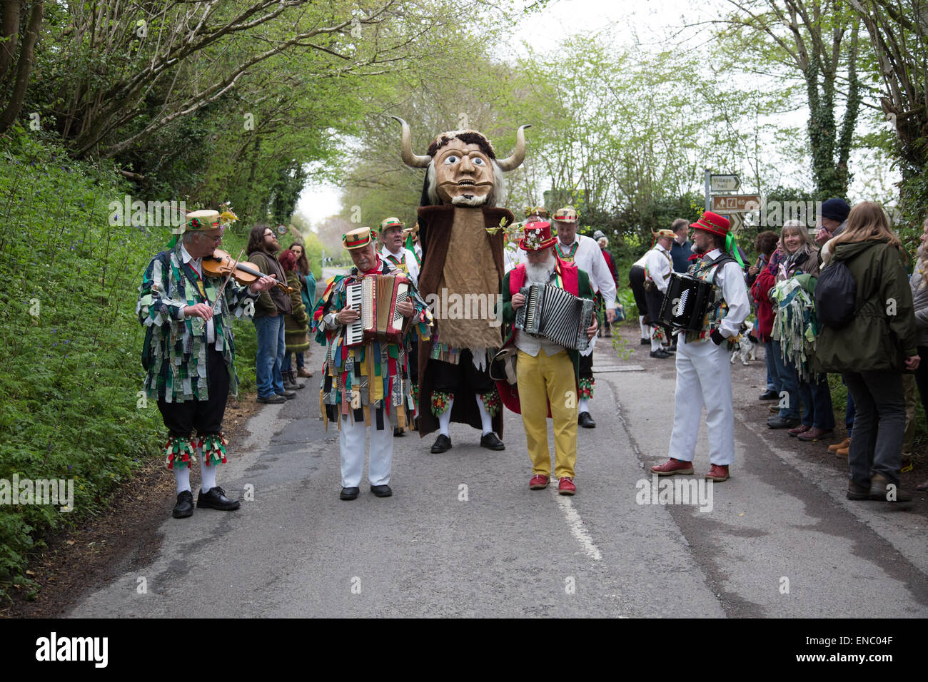 Wessex Morris Männer tanzen in Cerne Abbas während Maifeiertag feiern. Stockfoto