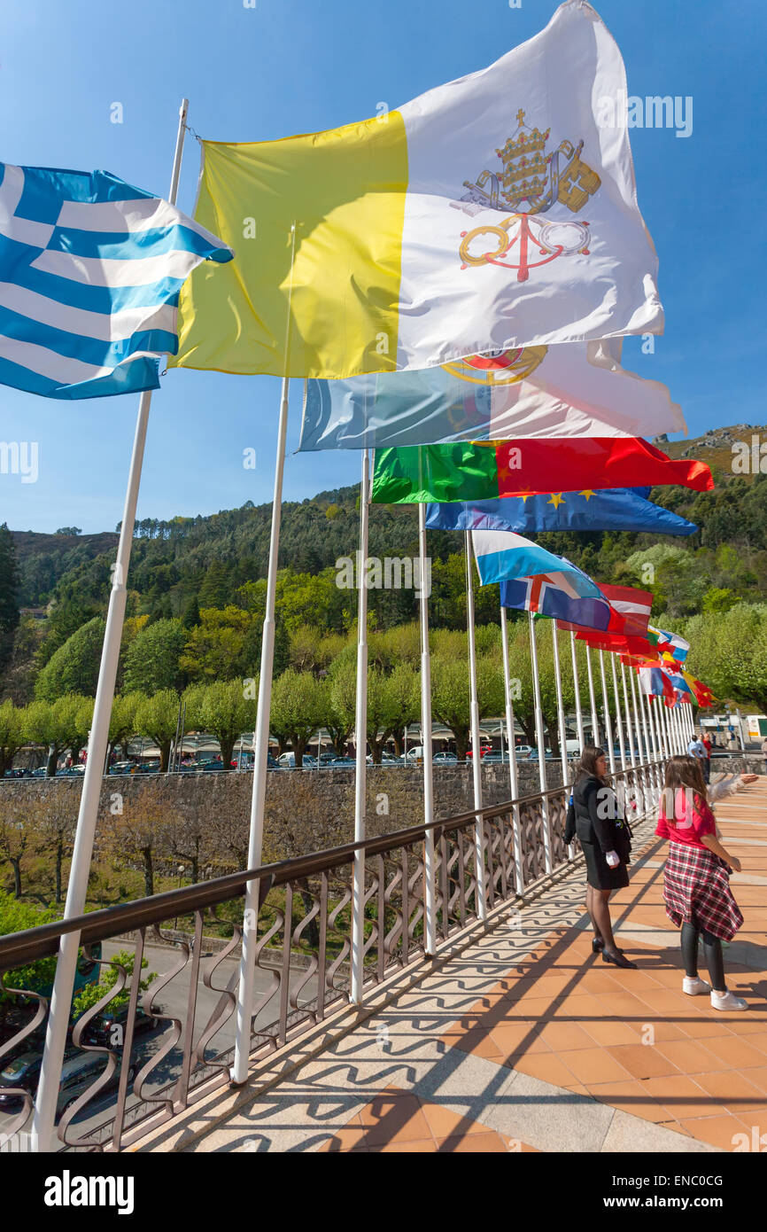 Der Vatikan Fähnchen im Wind in das Heiligtum von Sao Bento da Porta Aberta. Terras de Bouro, Portugal. Stockfoto