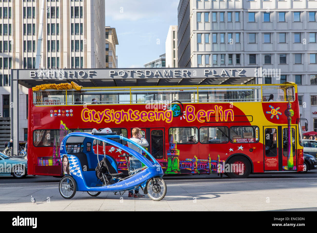 Bus für Stadtrundfahrten, Doppeldecker Bus, Rikscha Touren, Potsdamer Platz, Berlin, Deutschland Stockfoto