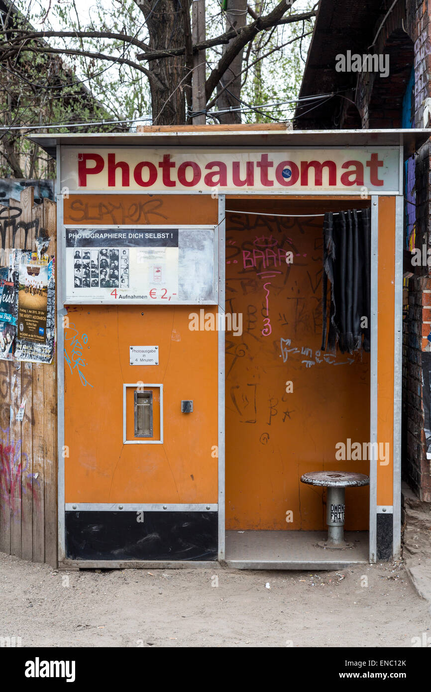 Öffentliche Fotomaschinen, Fotoautomat, automatische Kamera für die Aufnahme von Portrait-Fotos für Pässe etc. Stockfoto