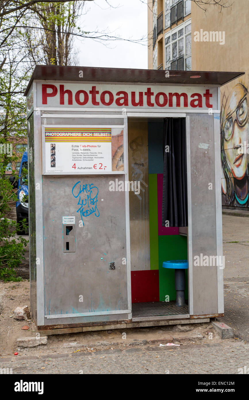 Öffentliche Fotomaschinen, Fotoautomat, automatische Kamera für die Aufnahme von Portrait-Fotos für Pässe etc. Stockfoto