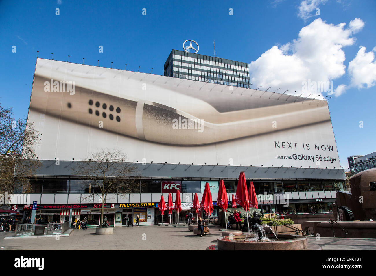 Riesige Gebäudeverkleidungen, Billboard auf einem Gebäude an der Tauentzienstraße, Werbung für Samsung Galaxy Handy, Berlin, Deutschland Stockfoto