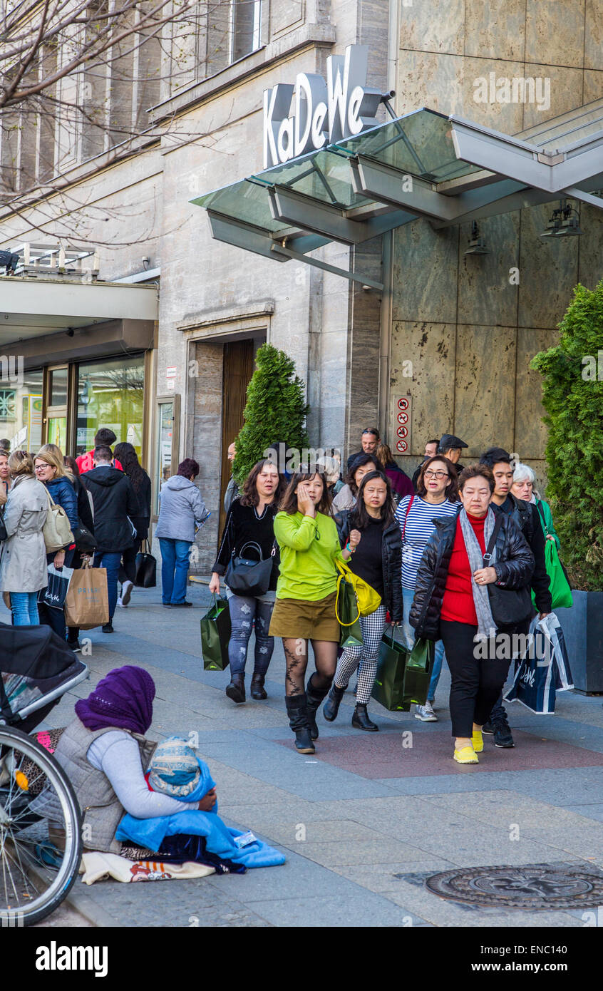 KaDeWe Luxus-Shopping-Mall, Touristen nach dem Einkaufen, Bettler vor dem Eingang, Berlin, Deutschland, Stockfoto