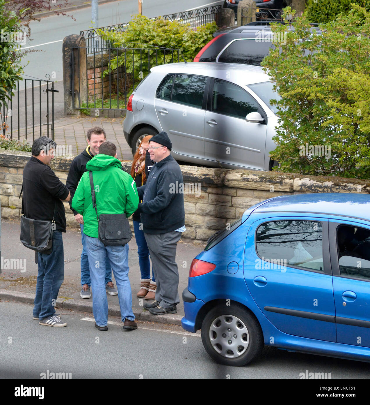 Manchester UK 2. Mai 2015 Lib Dem Parlamentskandidatin, John Leech, tragen eine grüne Cagoule Slips seiner Anhänger treffen in einer Didsbury Straße vor der Auslieferung Flugblättern an Häuser in der Gegend. John gewann 2005 und 2010, aber Arbeit soll sie ganz in der Nähe dieser Zeit auszuführen. Die konservativen gelten keine Chance zu haben.  Allgemeine Wahlen für LbDem in Manchester Withington Credit: John Fryer/Alamy Live-Nachrichten Stockfoto