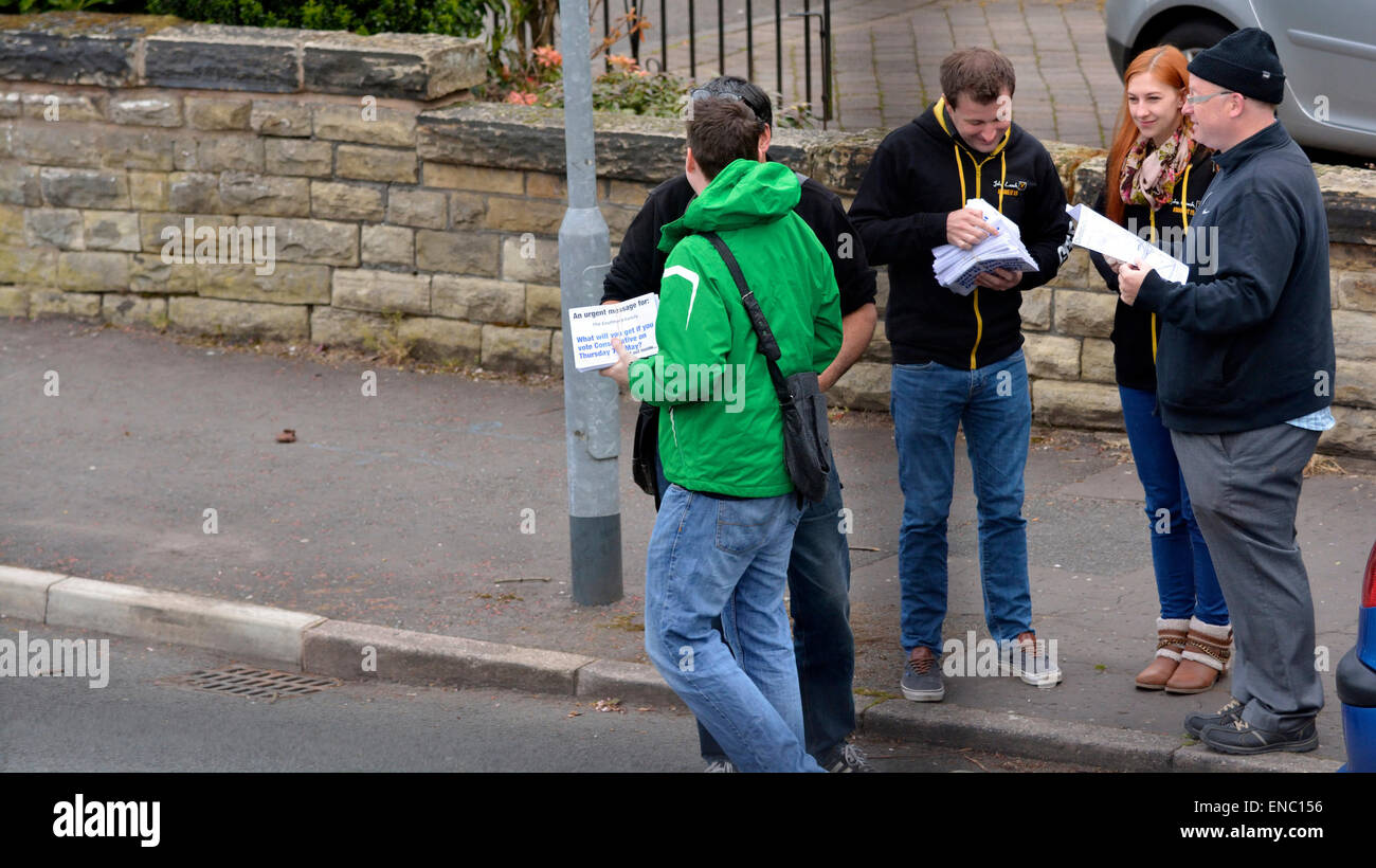 Manchester UK 2. Mai 2015 Lib Dem Parlamentskandidatin, John Leech, tragen eine grüne Cagoule Slips seiner Anhänger treffen in einer Didsbury Straße vor der Auslieferung Flugblättern an Häuser in der Gegend. John gewann 2005 und 2010, aber Arbeit soll sie ganz in der Nähe dieser Zeit auszuführen. Die konservativen gelten keine Chance zu haben.  Allgemeine Wahlen für LbDem in Manchester Withington Credit: John Fryer/Alamy Live-Nachrichten Stockfoto