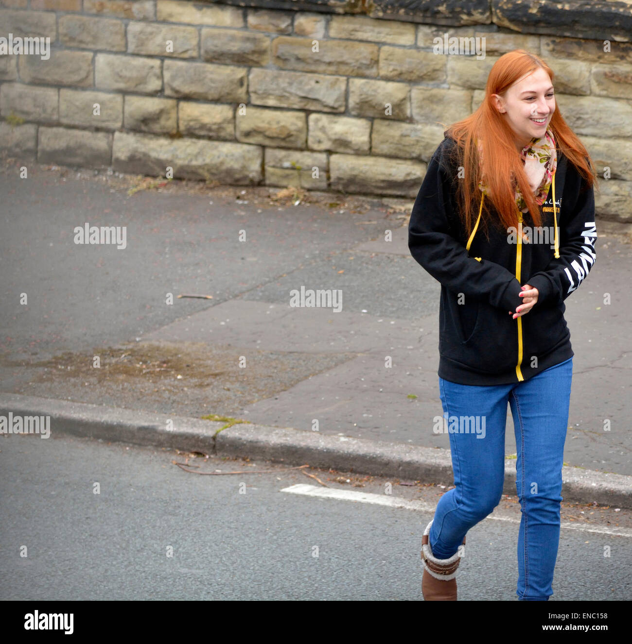 Manchester UK Häuser 2. Mai 2015 Lib Dem Unterstützer in heitere Stimmung nach einer Einweisung durch Parlamentskandidatin, John Leech, in einer Didsbury Straße vor der Auslieferung Flugblättern, ist in der Gegend. John gewann 2005 und 2010, aber Arbeit soll sie ganz in der Nähe dieser Zeit auszuführen. Die konservativen gelten keine Chance zu haben.  Allgemeine Wahlen für LbDem in Manchester Withington Credit: John Fryer/Alamy Live-Nachrichten Stockfoto