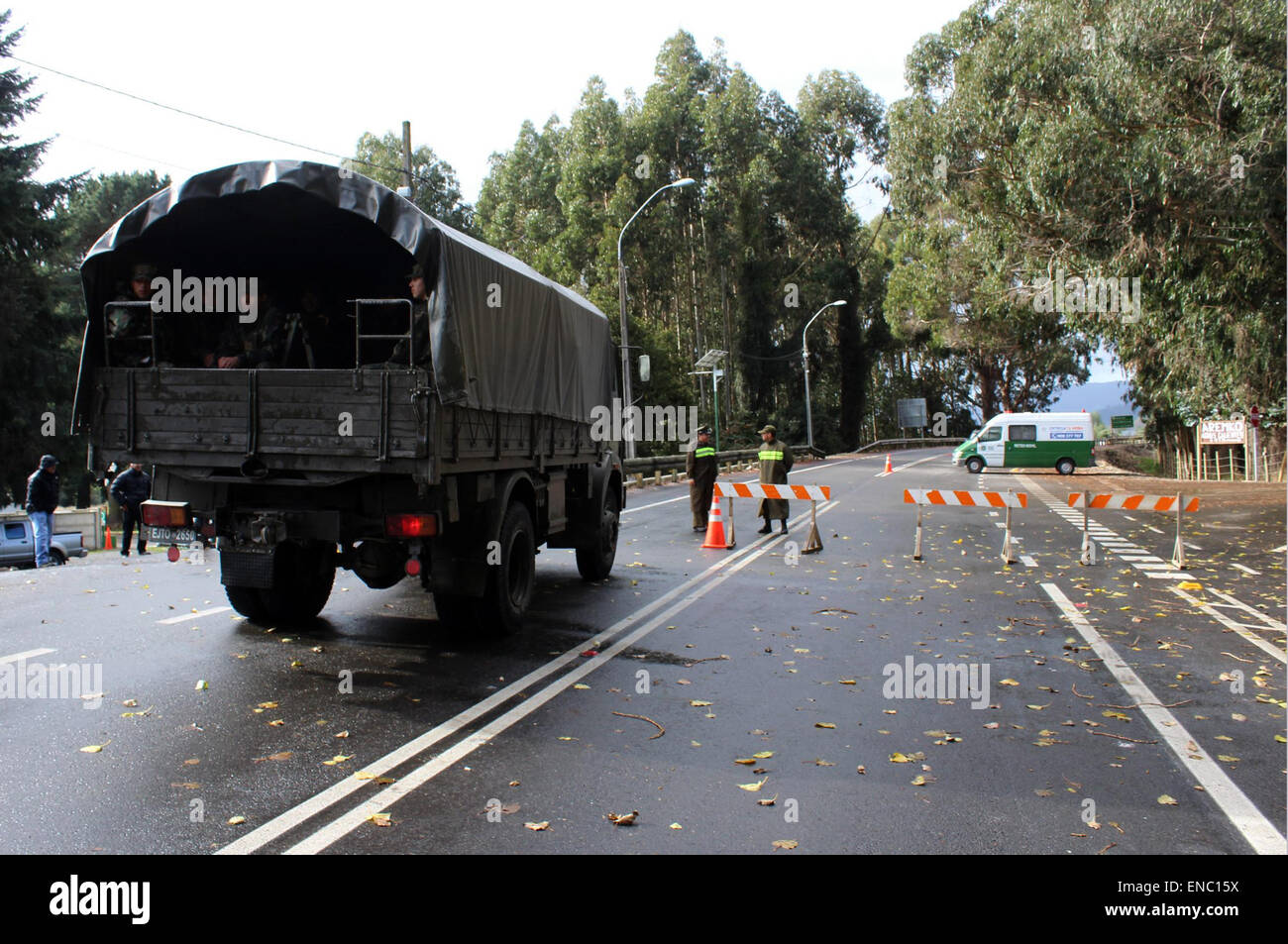 Puerto Varas, Chile. 1. Mai 2015. Mitglieder des Arbeitskreises "Carabineros" ansehen bei der Umsetzung eines Gehäuses von 20km rund um den Vulkan Calbuco in Puerto Varas, Chile, auf 1. Mai 2015. Der chilenischen Regierung erklärte am Donnerstag "Maximun Alerts" für eine neue und gefährliche Eurption des Vulkans Calbuco in der südlichen Region von Los Lagos, beim Starten von vorbeugender Maßnahmen, um die Not zu begegnen. © Julio Wright/NOTIMEX/Xinhua/Alamy Live-Nachrichten Stockfoto